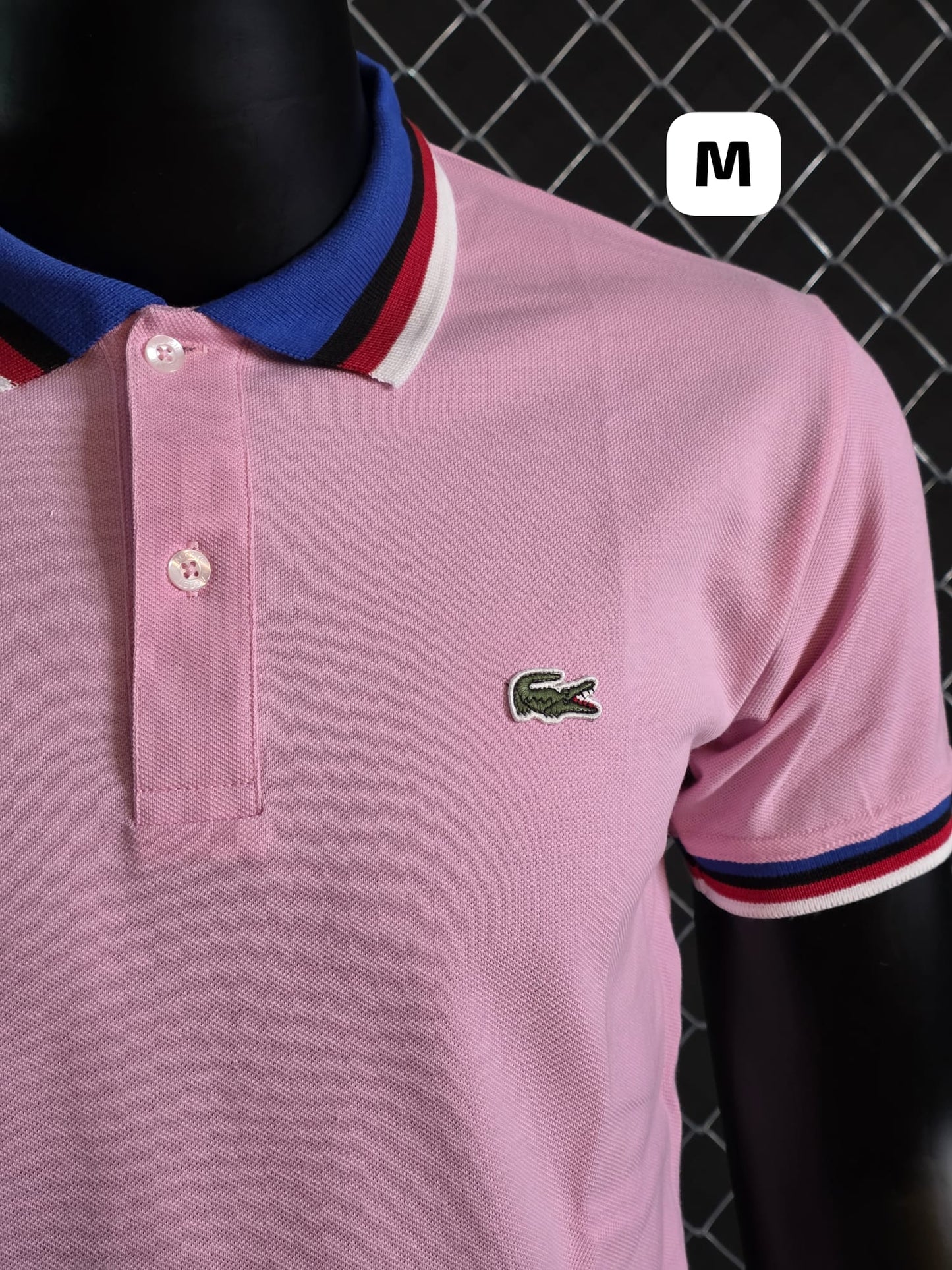 Polo Lacoste rosa detalles rojos y azules