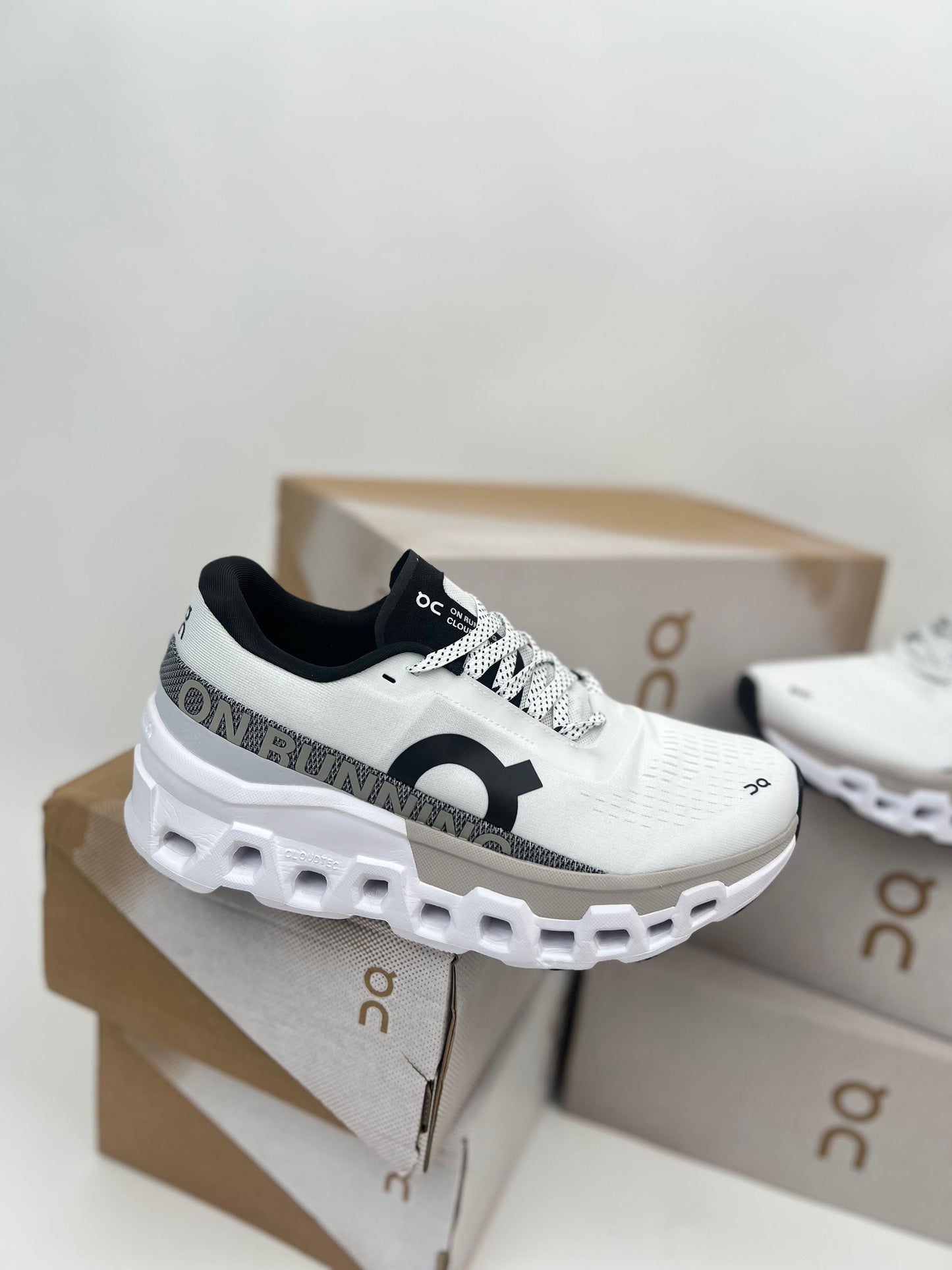 Zapatillas On Running Cloudmonster 2 blancas logo negro