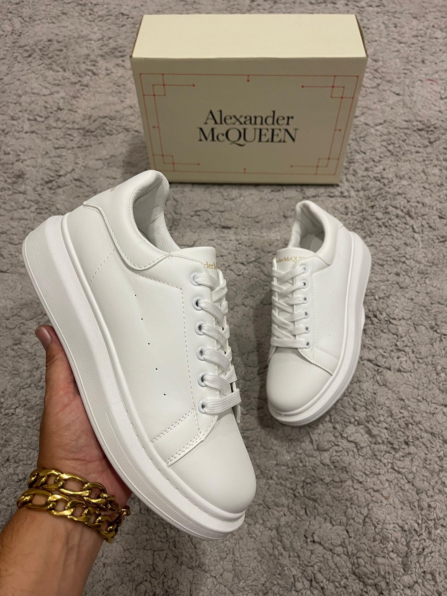 Alexander Mcqueen blancas logo dorado