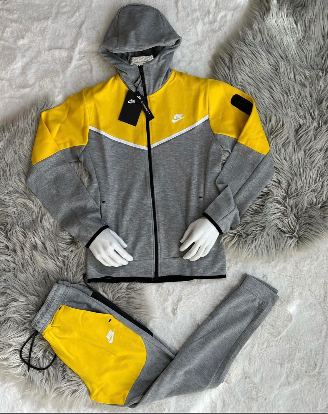 Nike tech amarillo y gris lineas blancas logo blanco