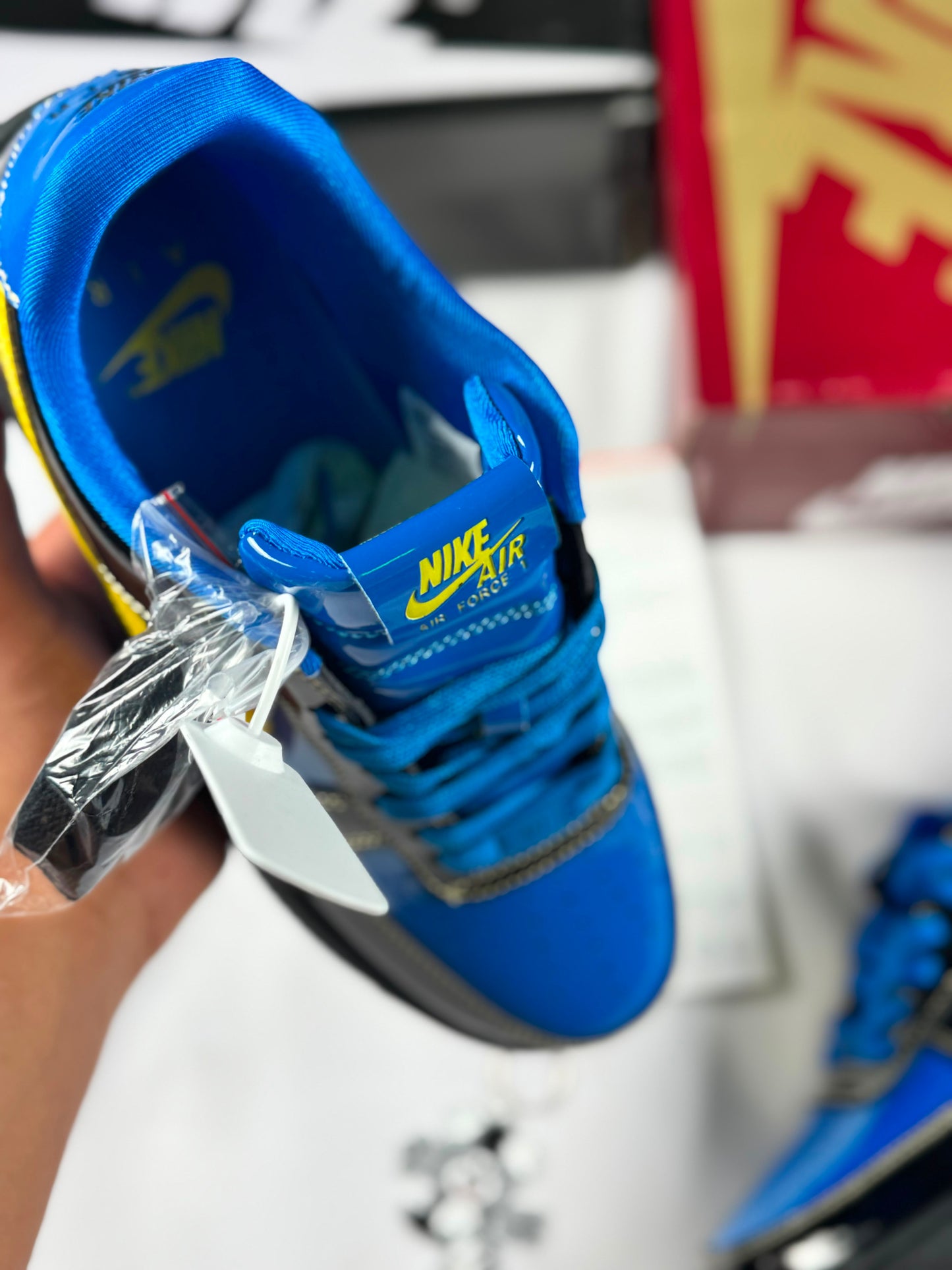 Air Force x Central Cee negras y azules logo amarillo