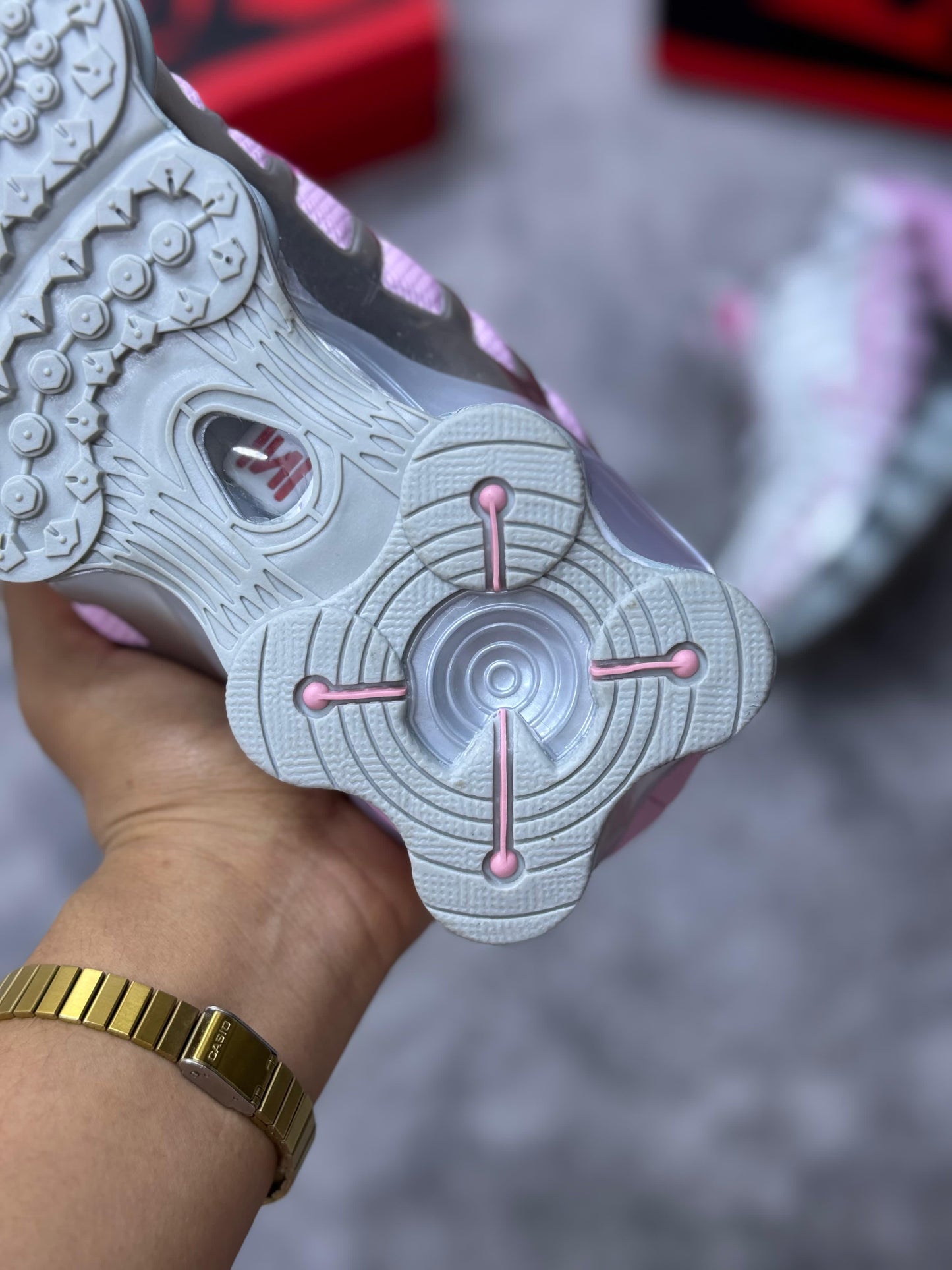Shox rosas y grises logo blanco y rosa