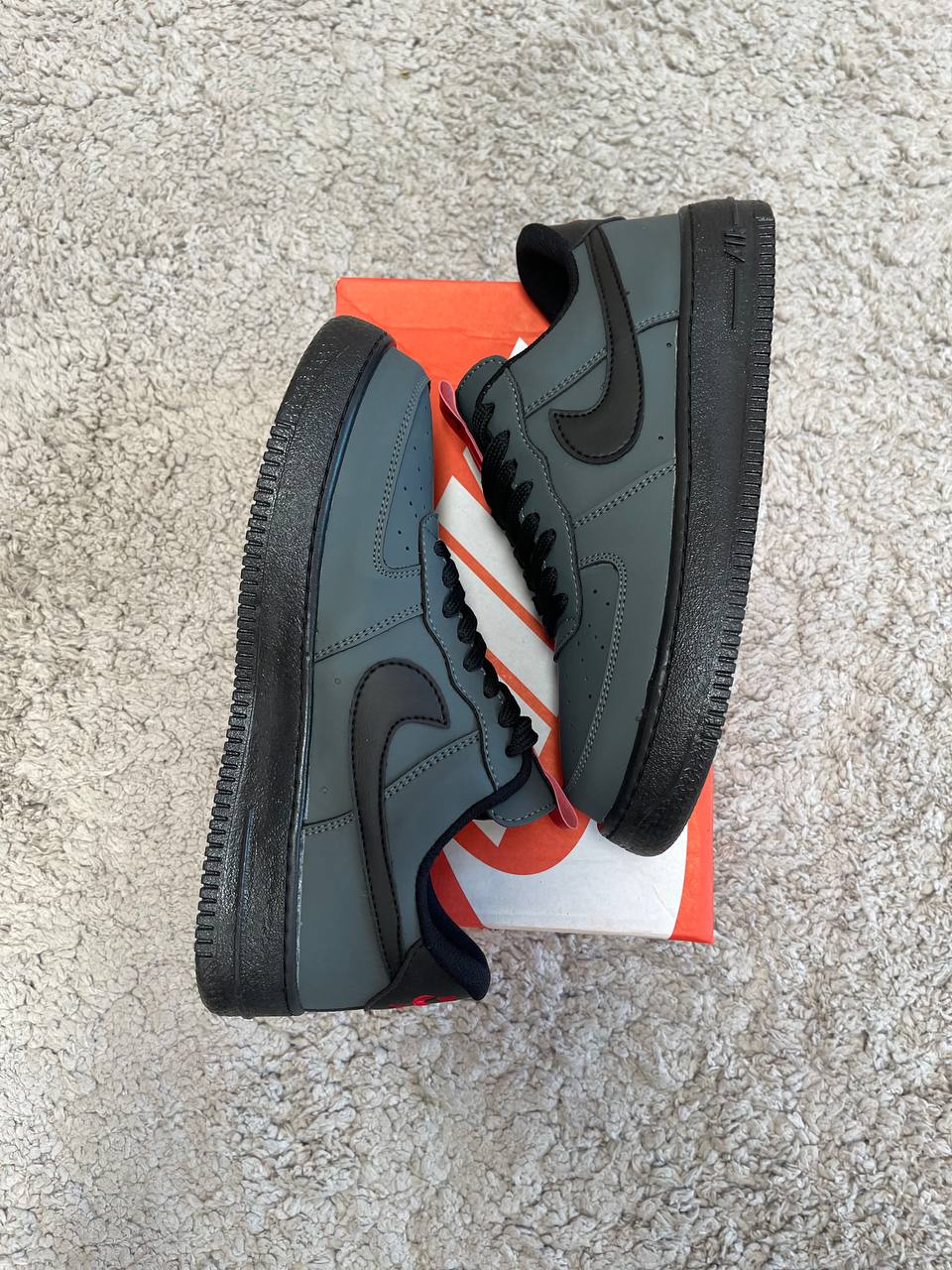 AIR FORCE GRIS SUELA NEGRA