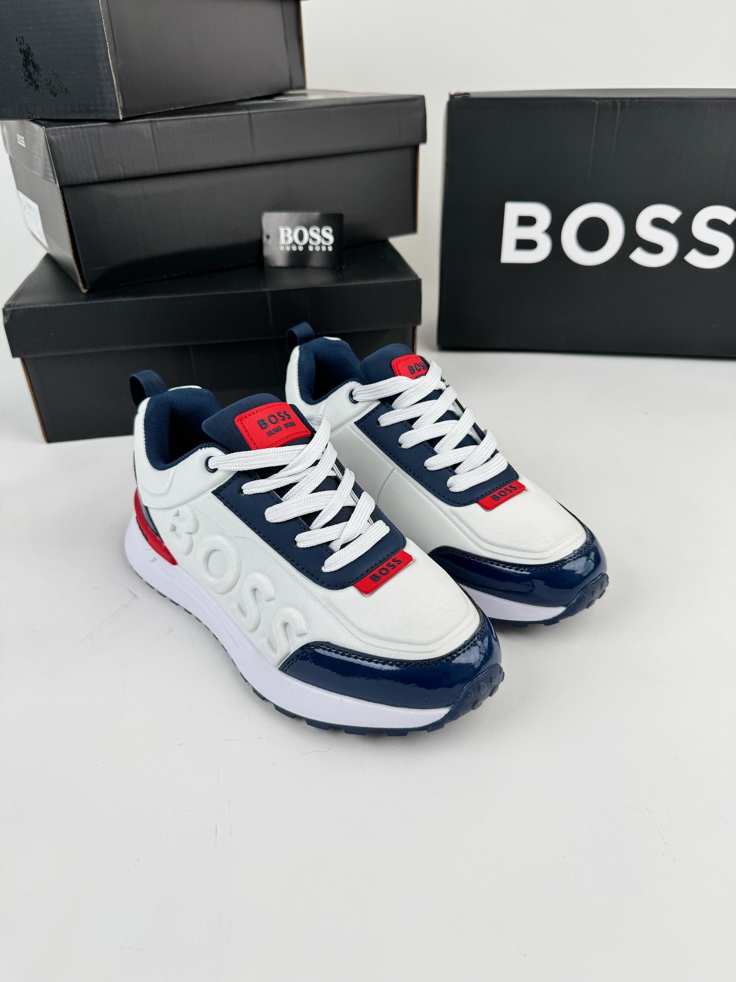 Hugo Boss blancas detalles rojos y azules
