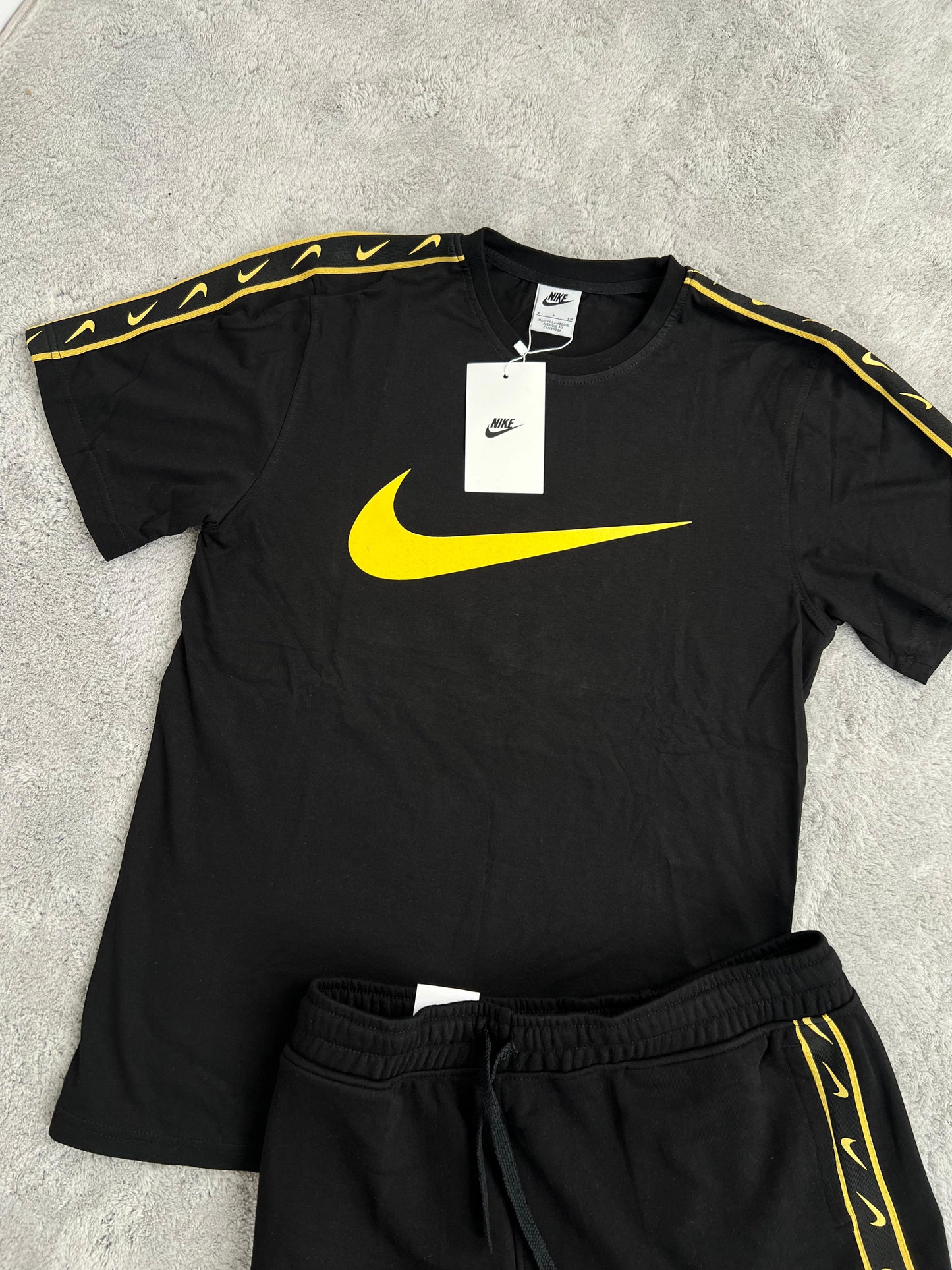 Conjunto corto negro nike logo amarillo