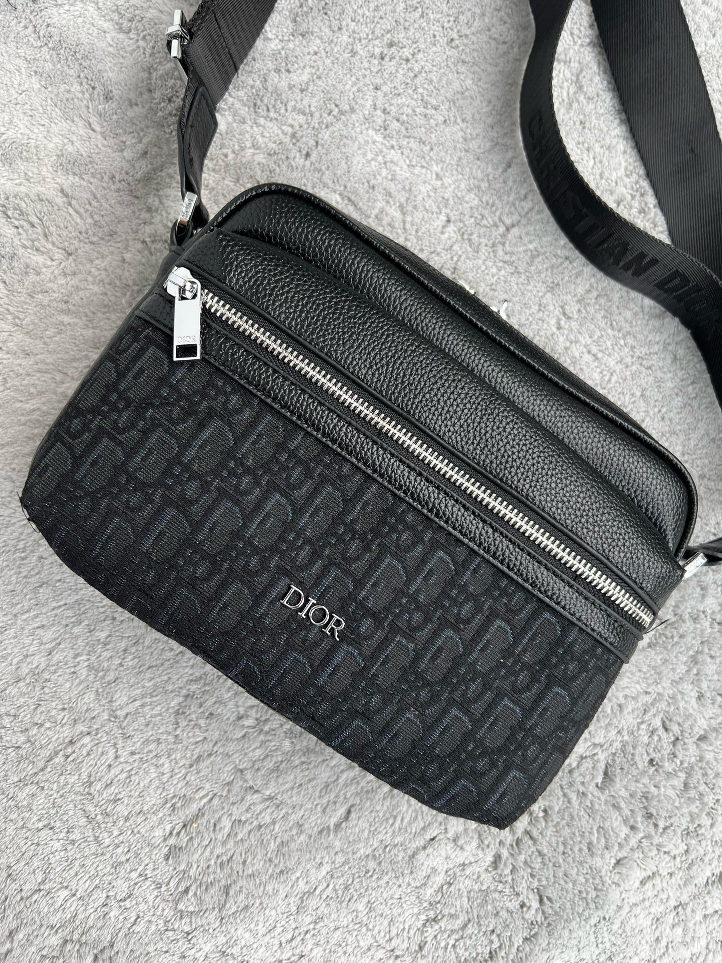 BANDOLERA DIOR negra logo plateado