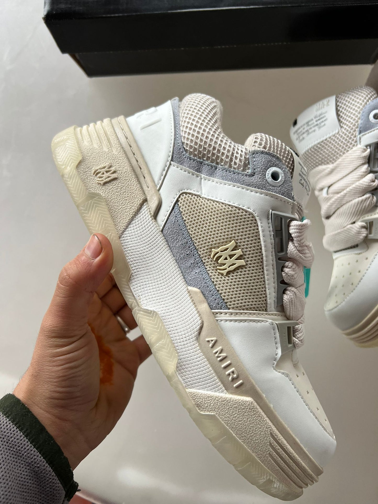 Amiris blancas logo beige