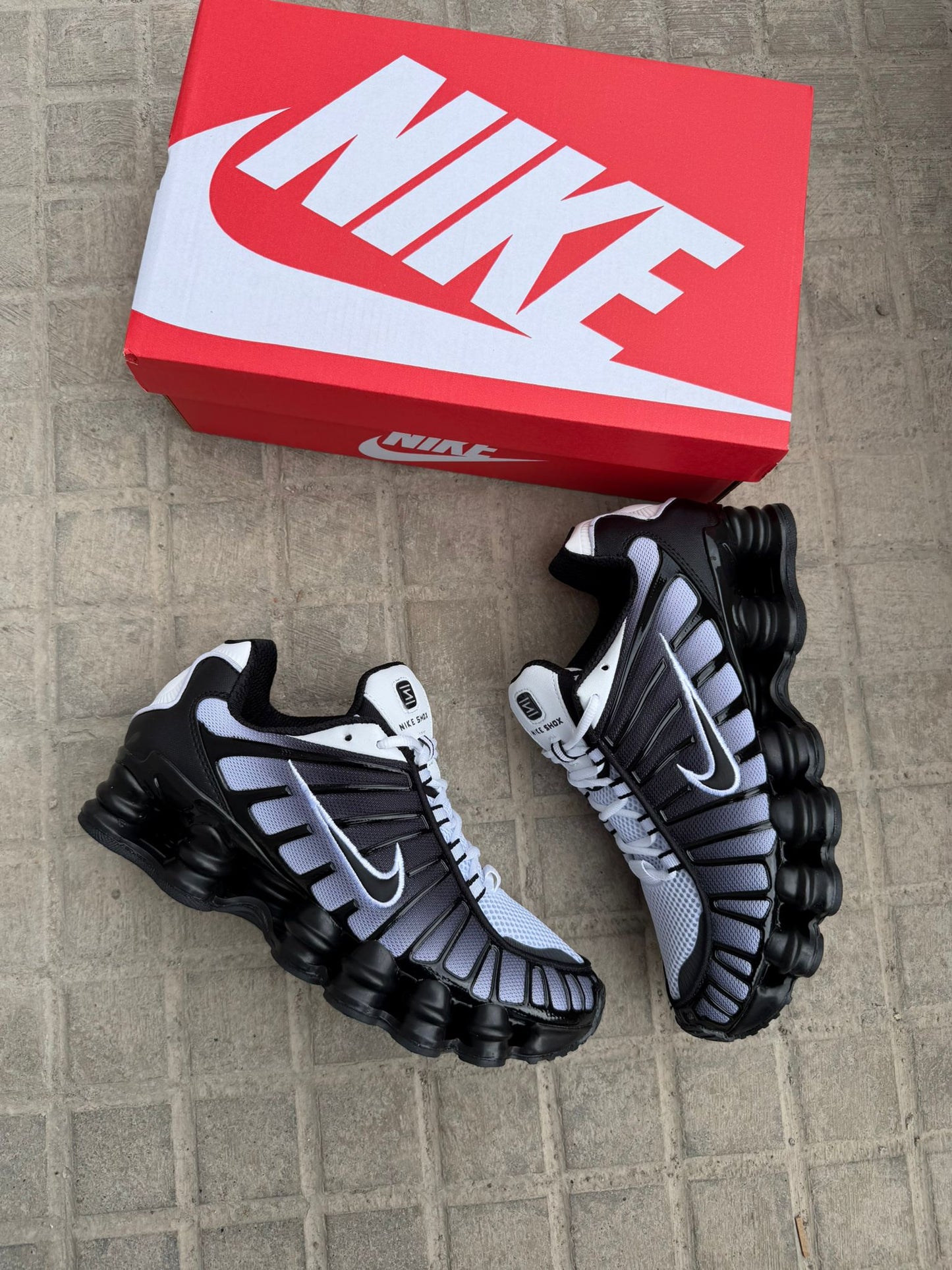Shox negras logo negro contorno blanco detalles grises