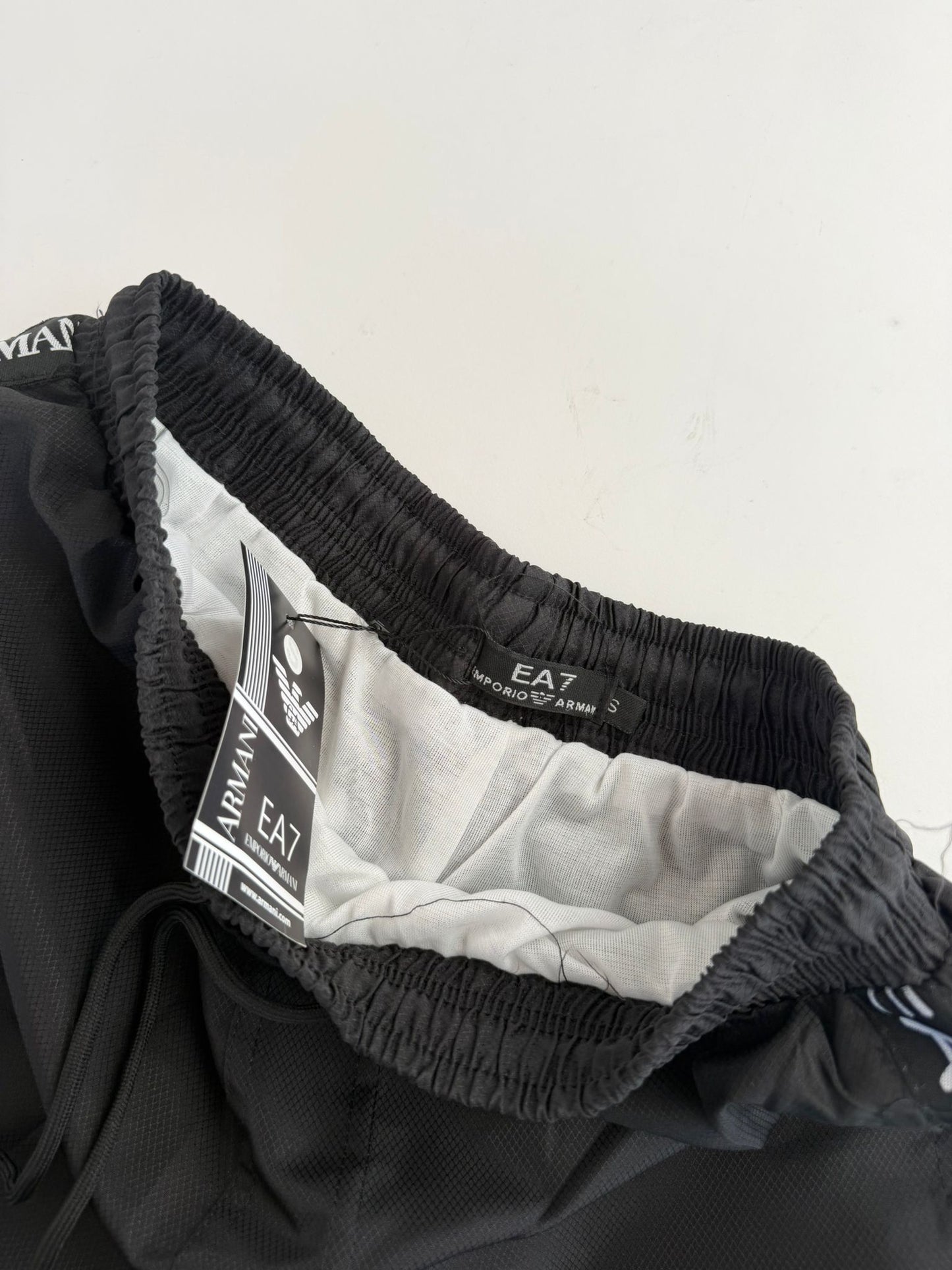 Pantalon Corto Armani negras logo blanco
