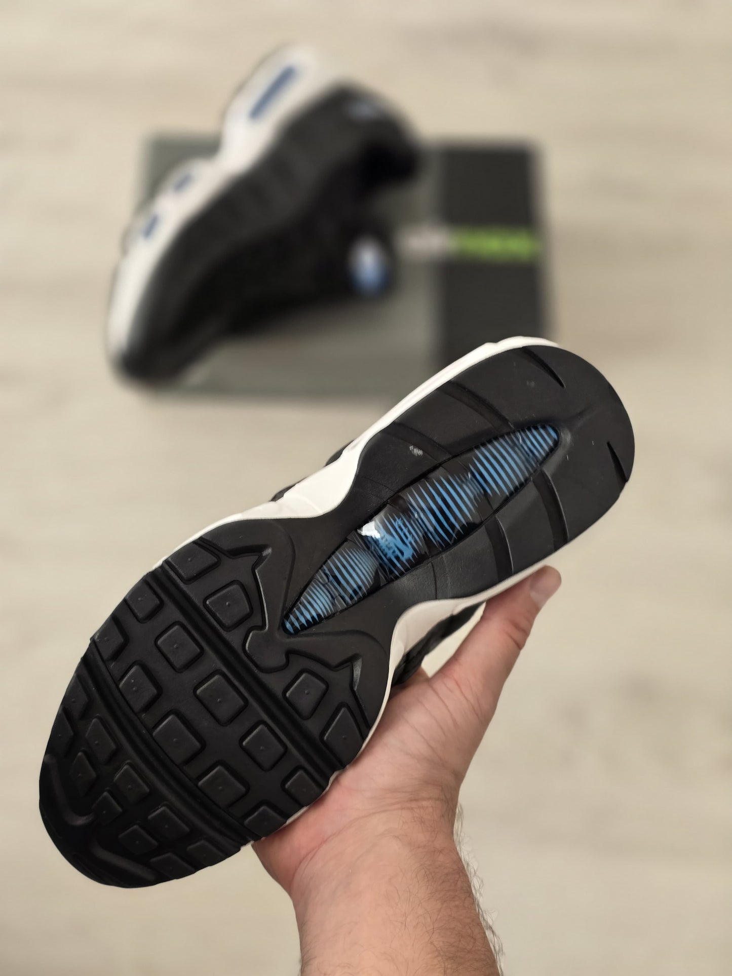 Airmax 95 negra suela blanca