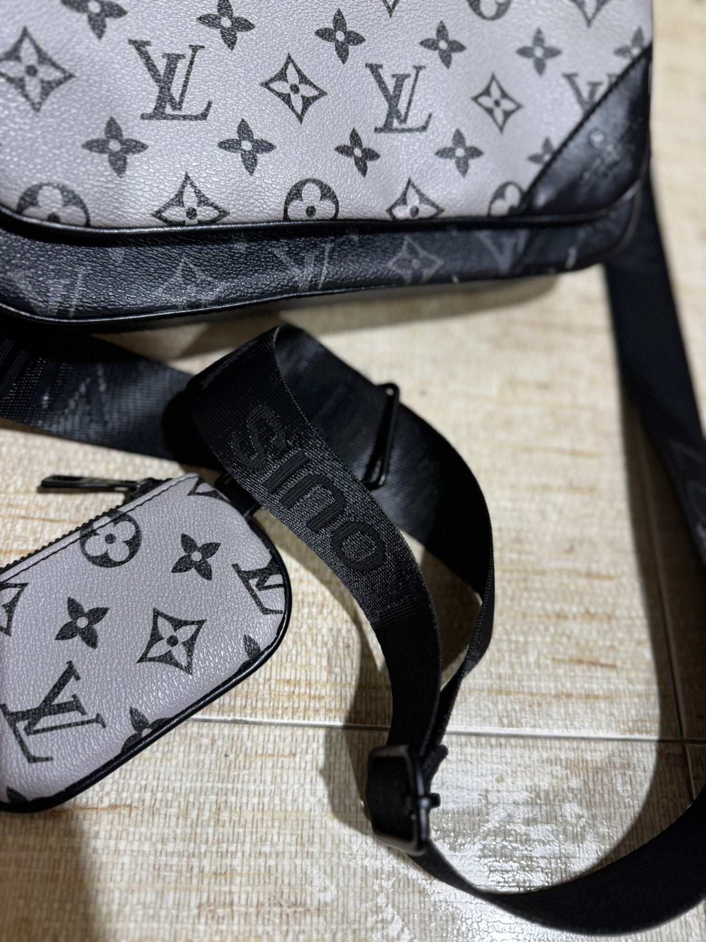 Bolso LV gris logo negro