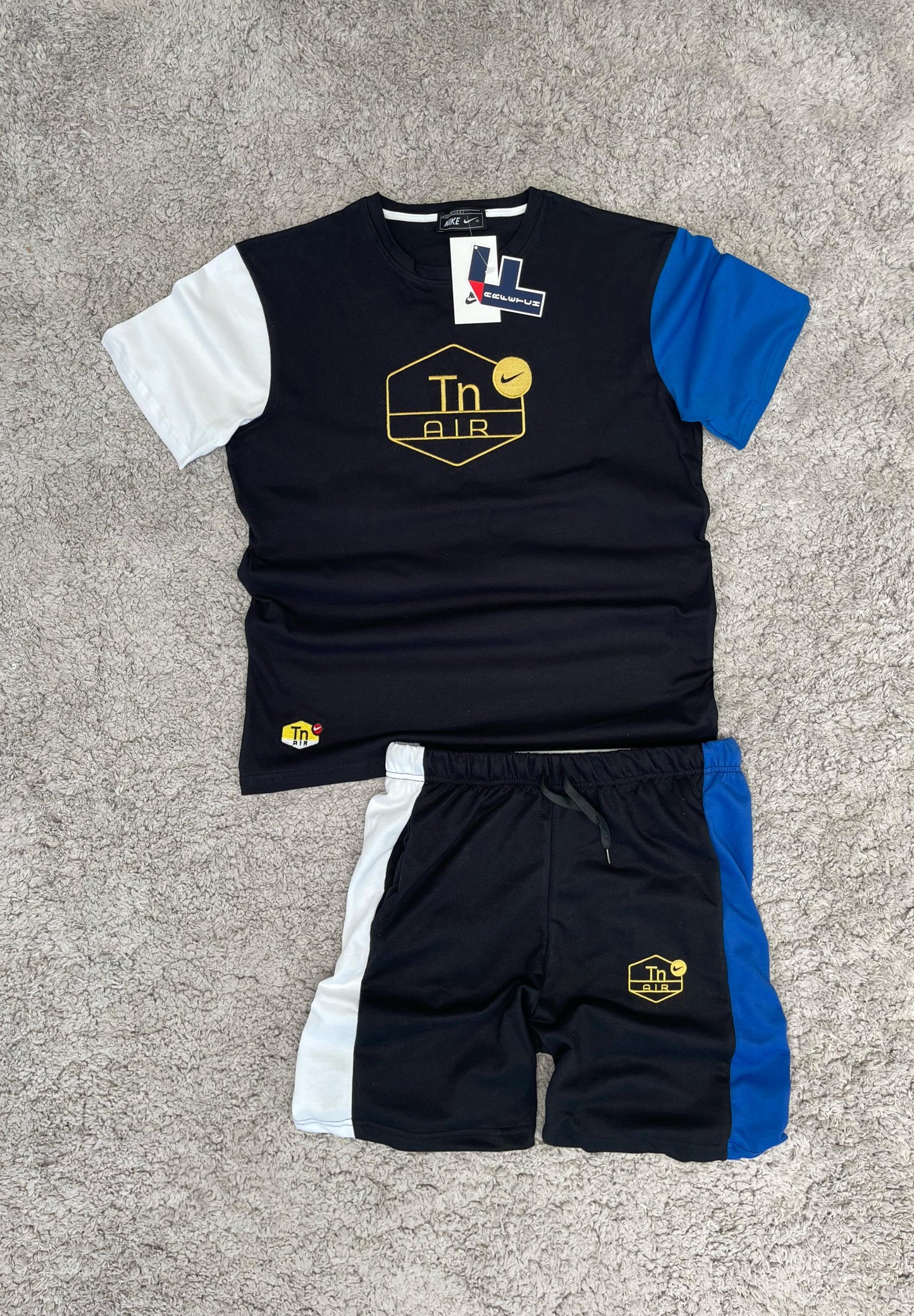 CONJUNTO TN AIR negro logo dorado detalles blancos y azules