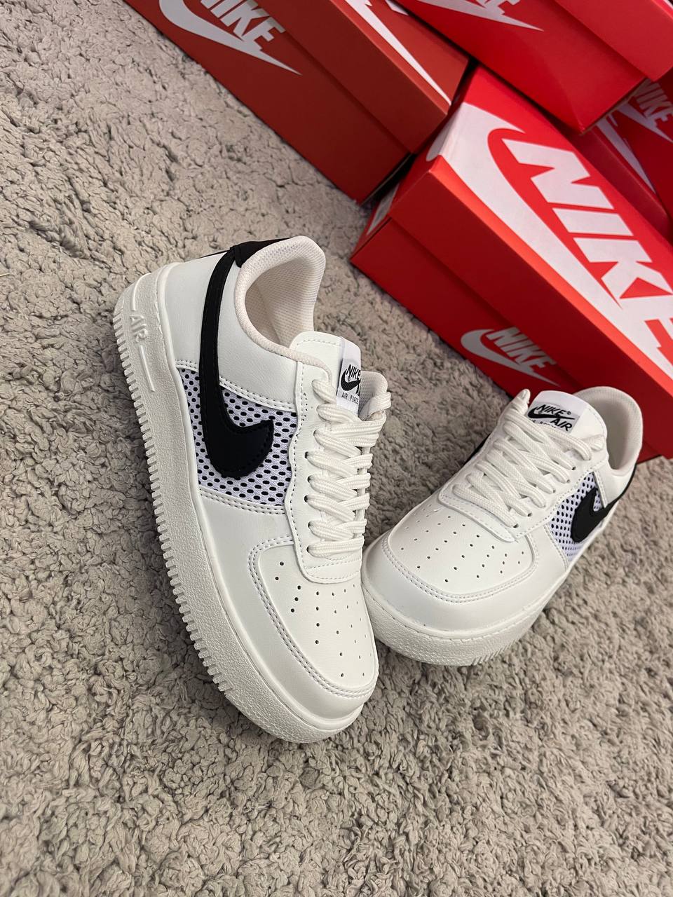 AIR FORCE 1 blancas logo negro rejilla
