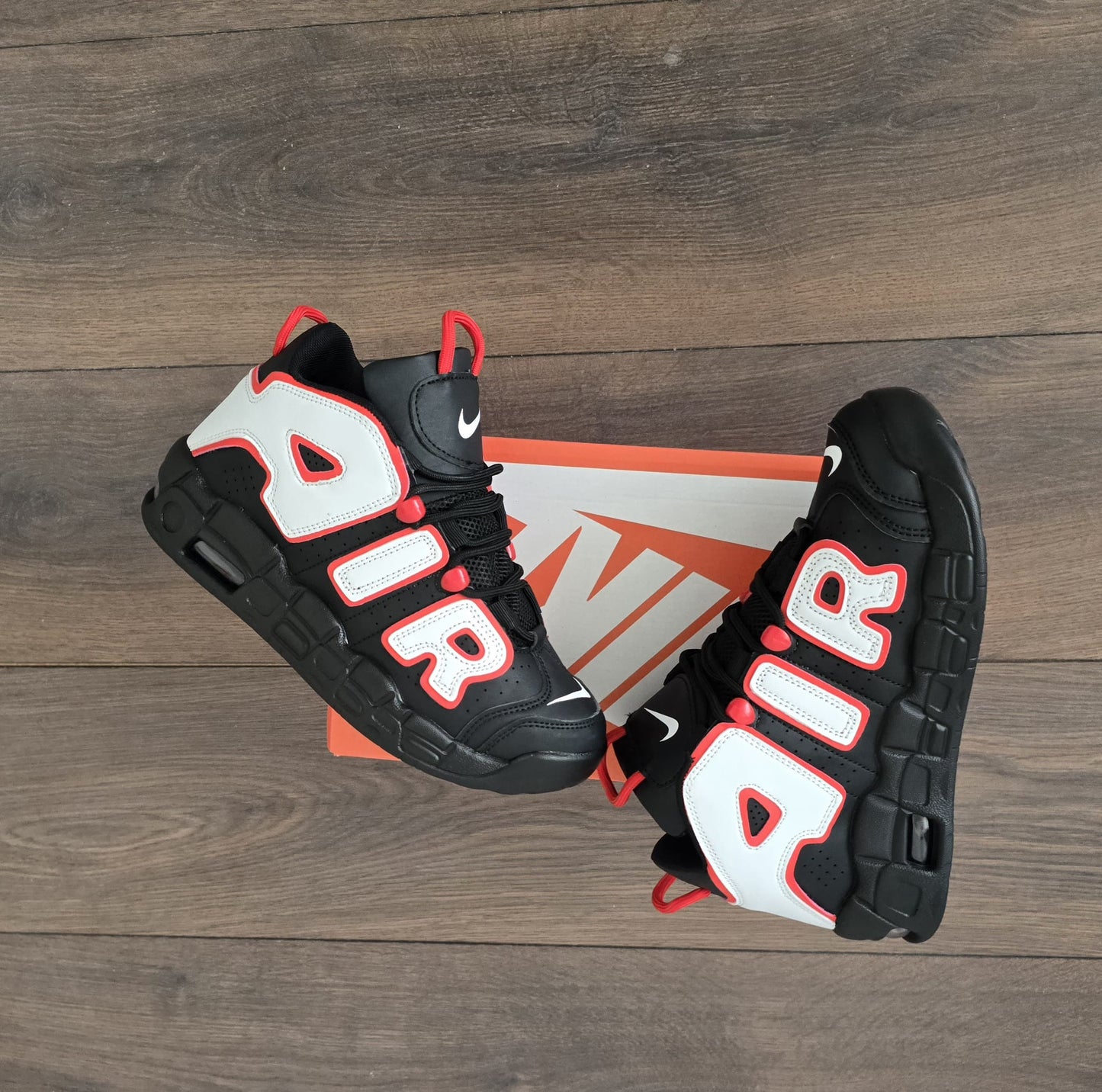 UPTEMPO NEGRA LOGO BLANCO BORDES ROJOS