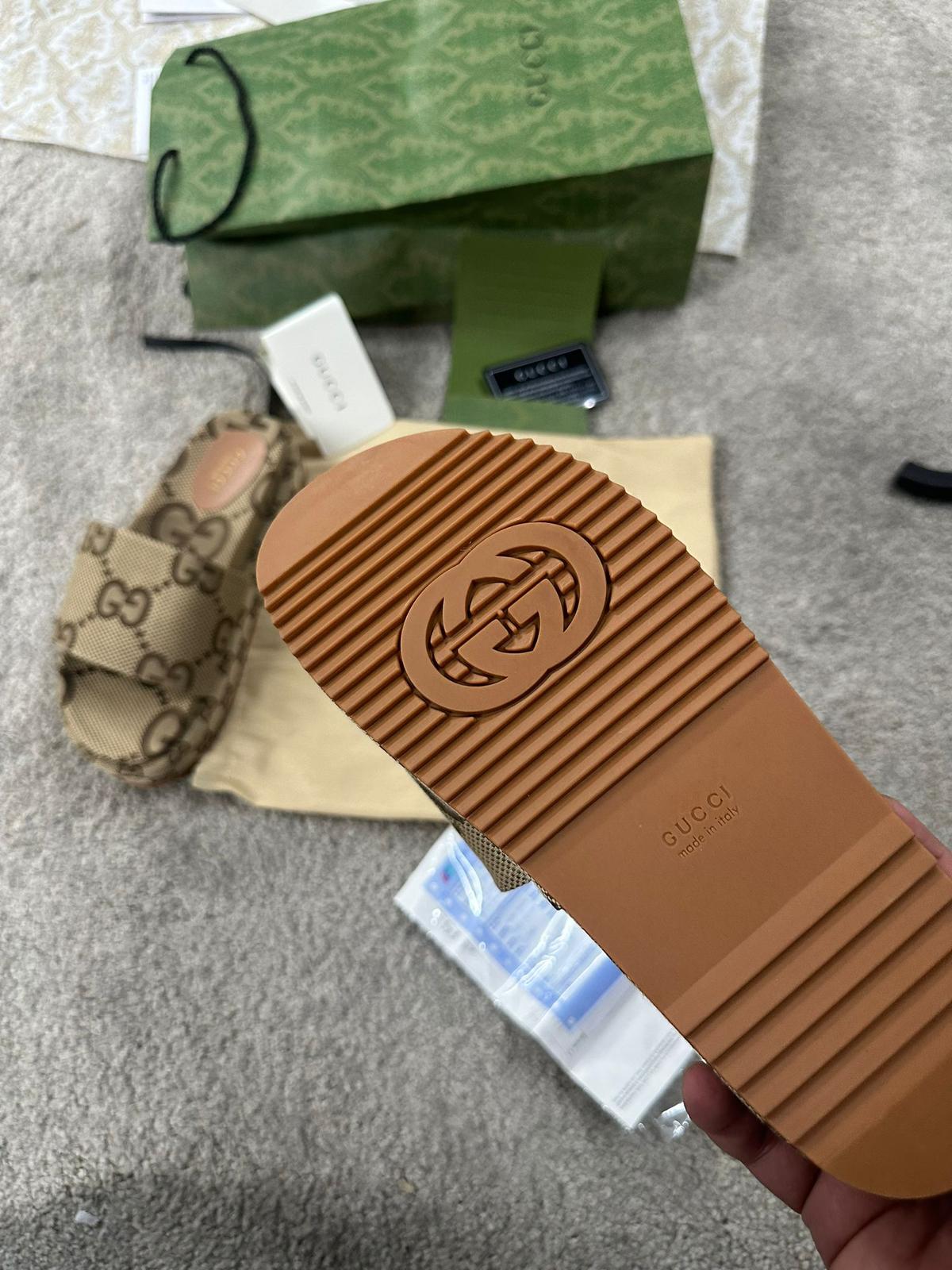 Chanclas gucci beige logos marrones