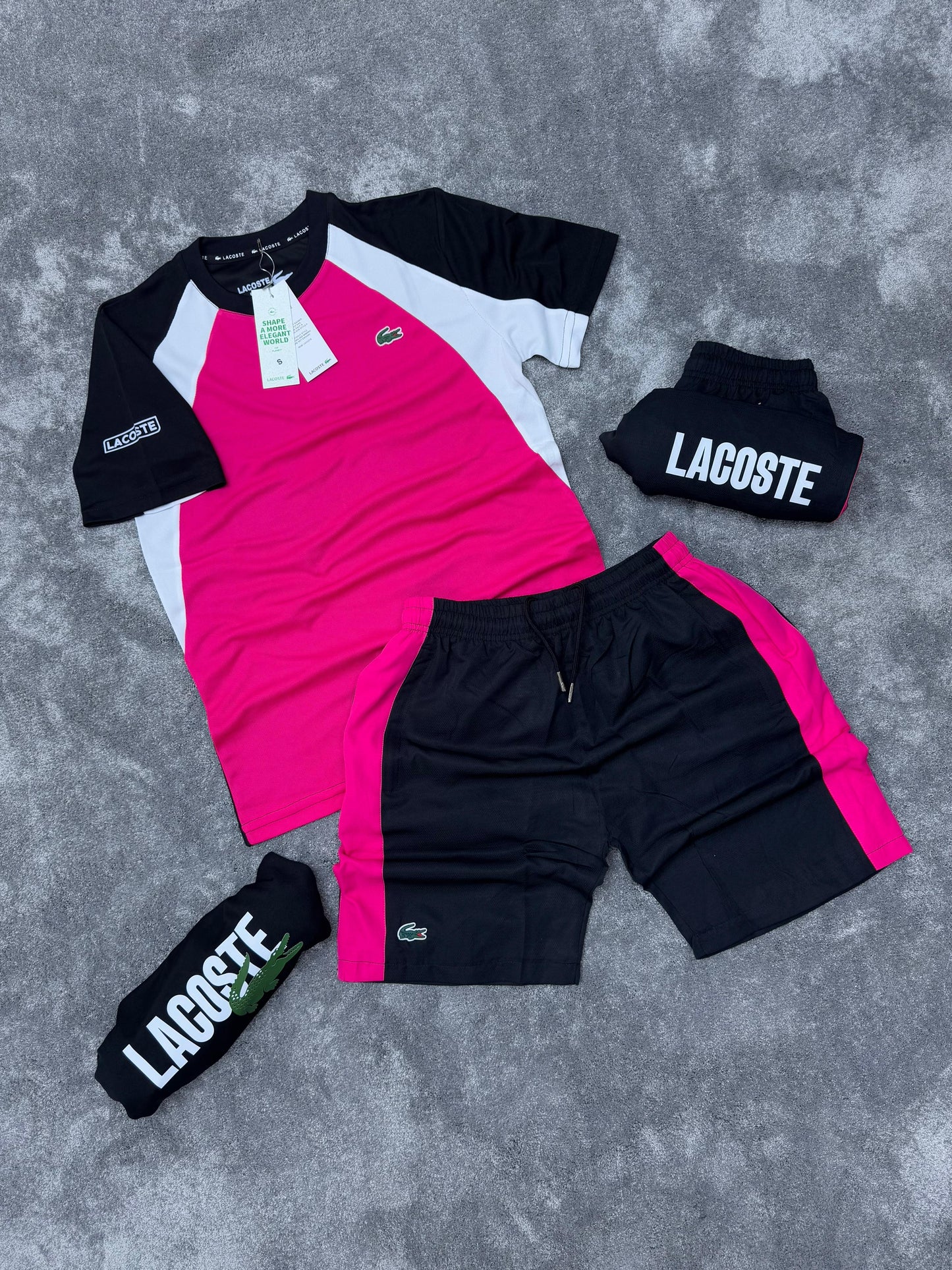 Conjunto corto lacoste rosa logo verde detalles blancos y negros