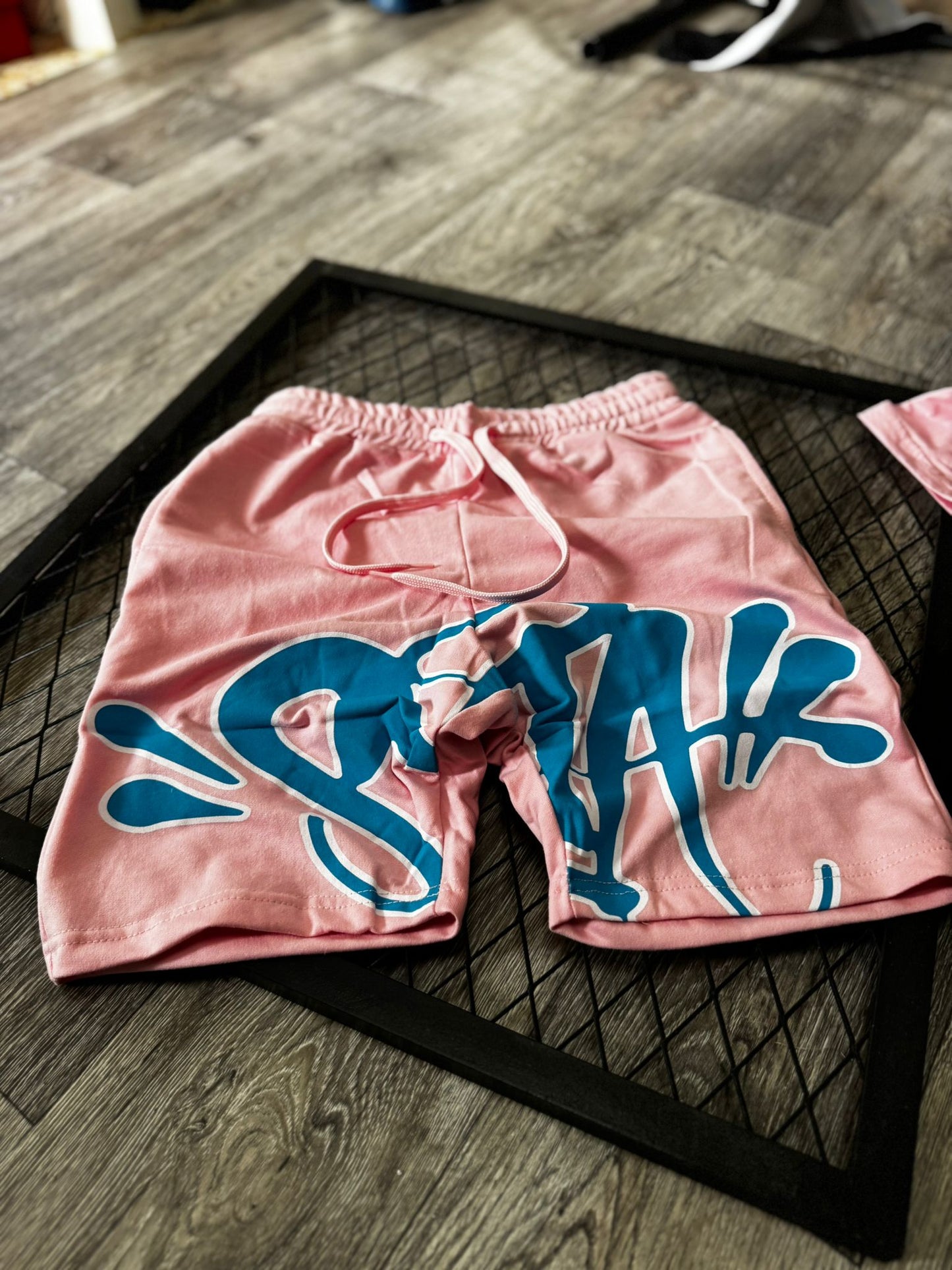 Conjunto corto syna rosa logo azul contorno blanco
