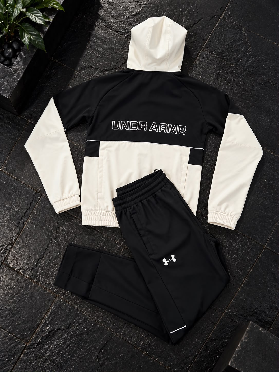 Chandal Under Armour blanco y negro