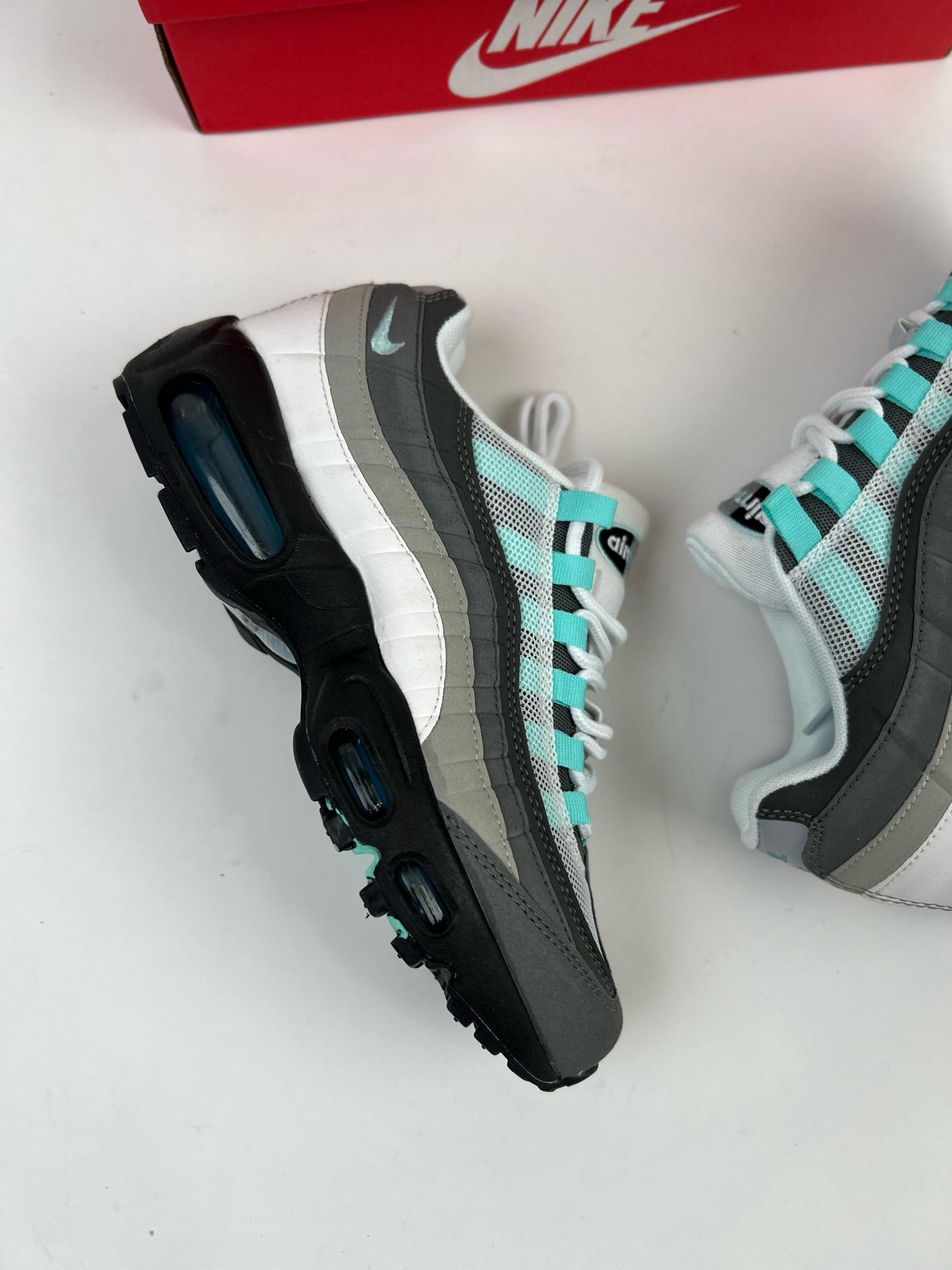 Air max 95 gris blanco logo celeste