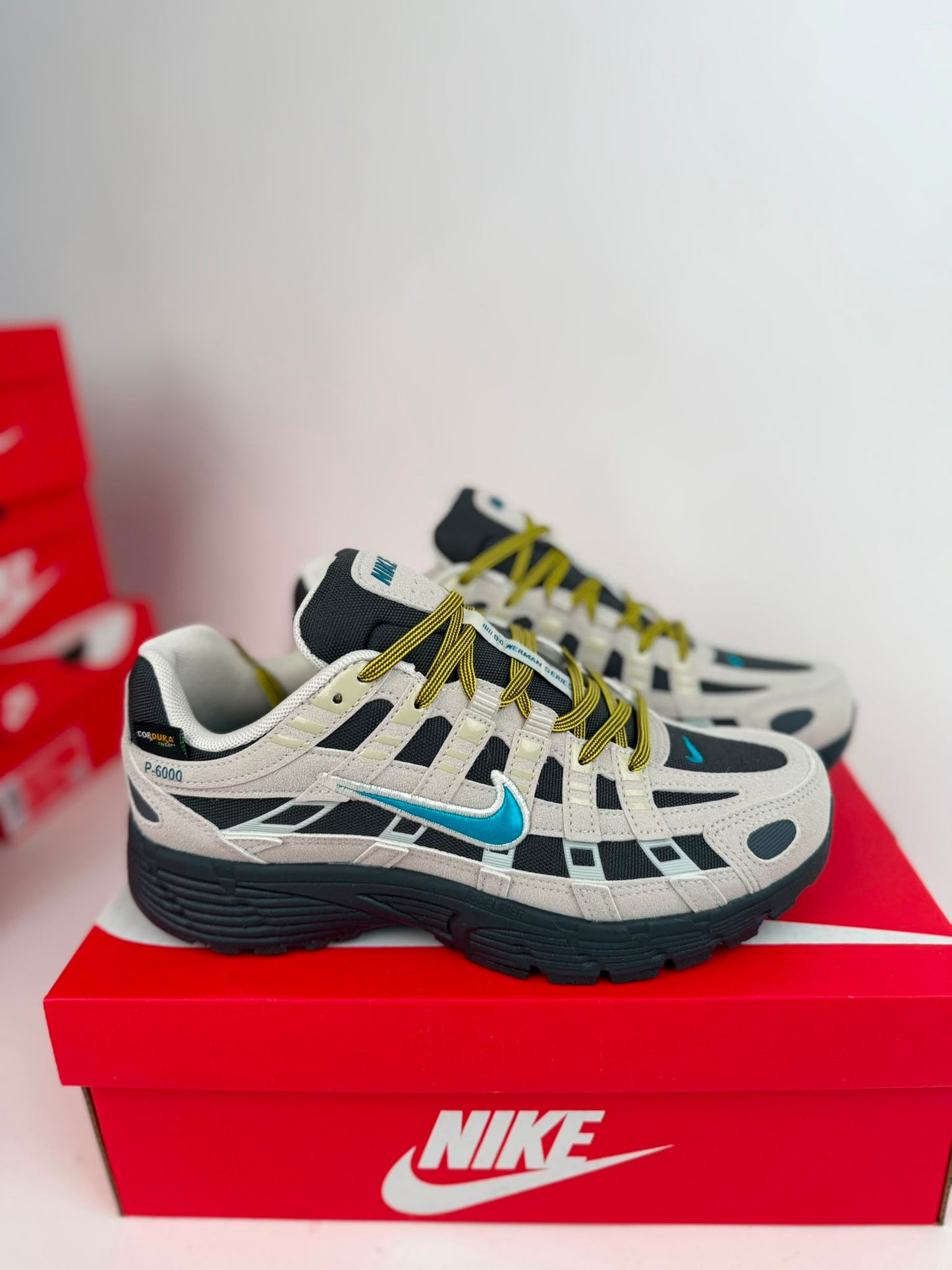 Nike P-6000 negras y amrrones logo azul contorno blanco
