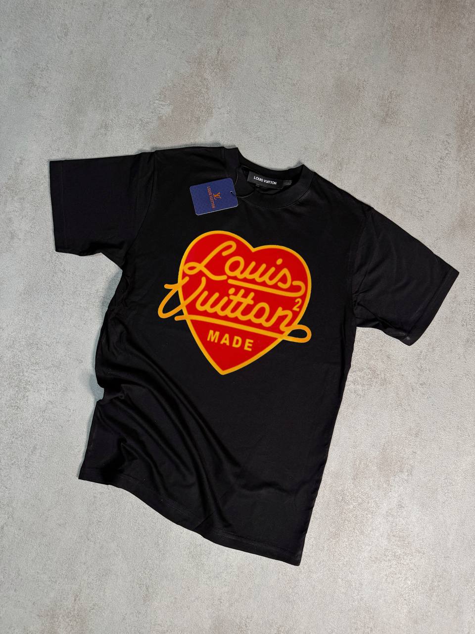 Camiseta LV negro logo coraozn rojo y amarillo