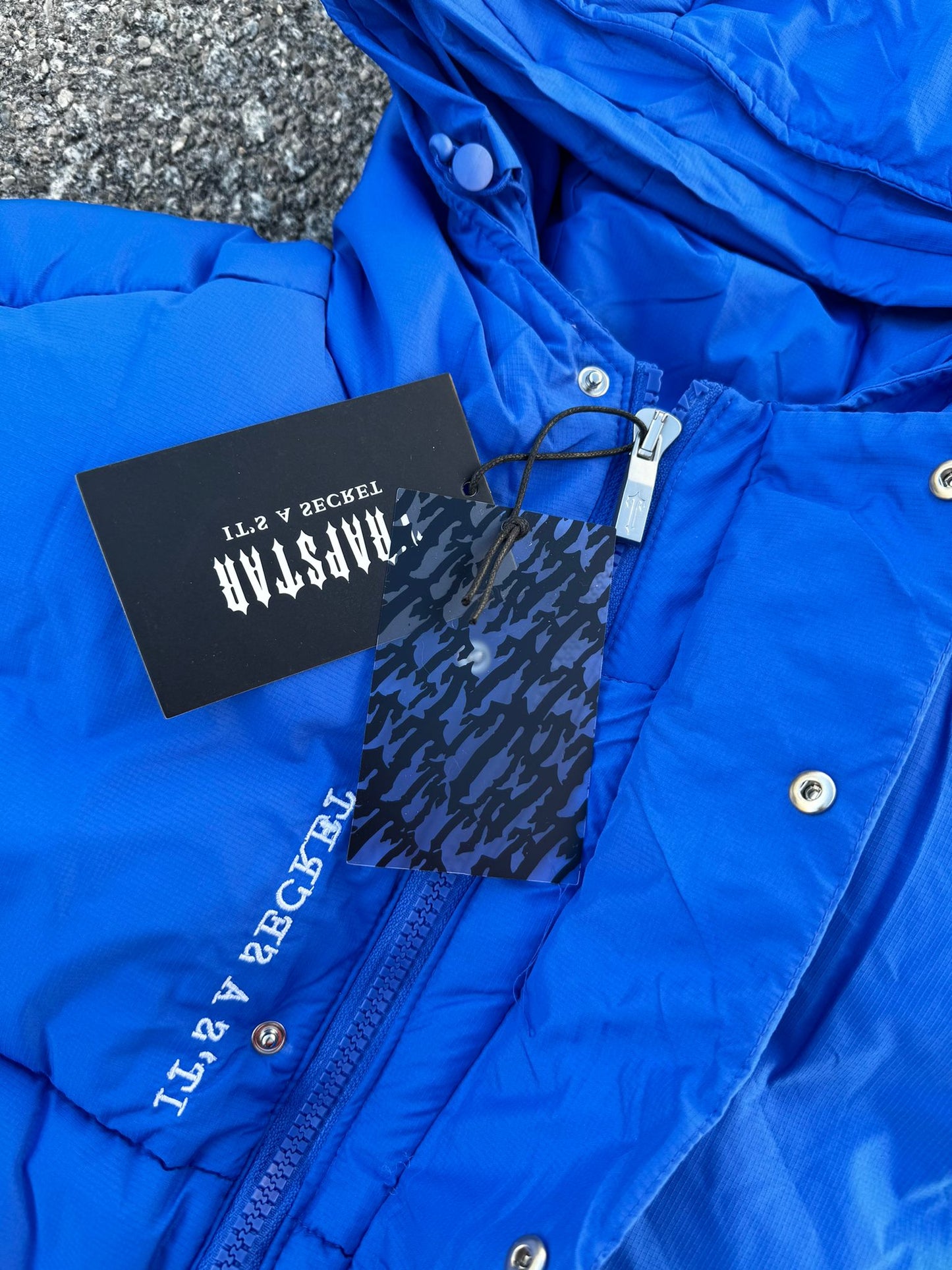 CHAQUETA TRAPSTAR AZUL LOGO BLANCO
