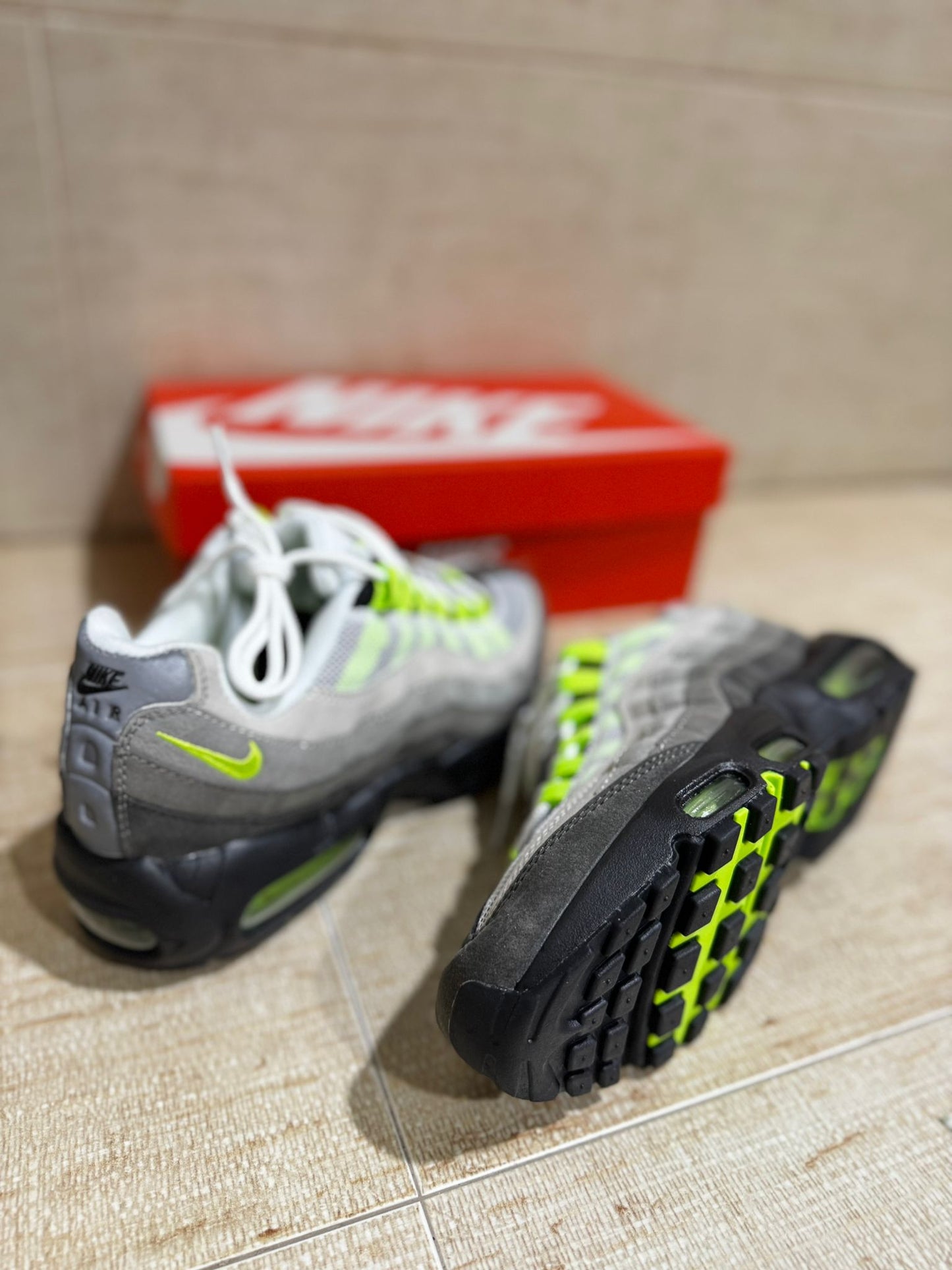 Air max 95 grises logo fluor