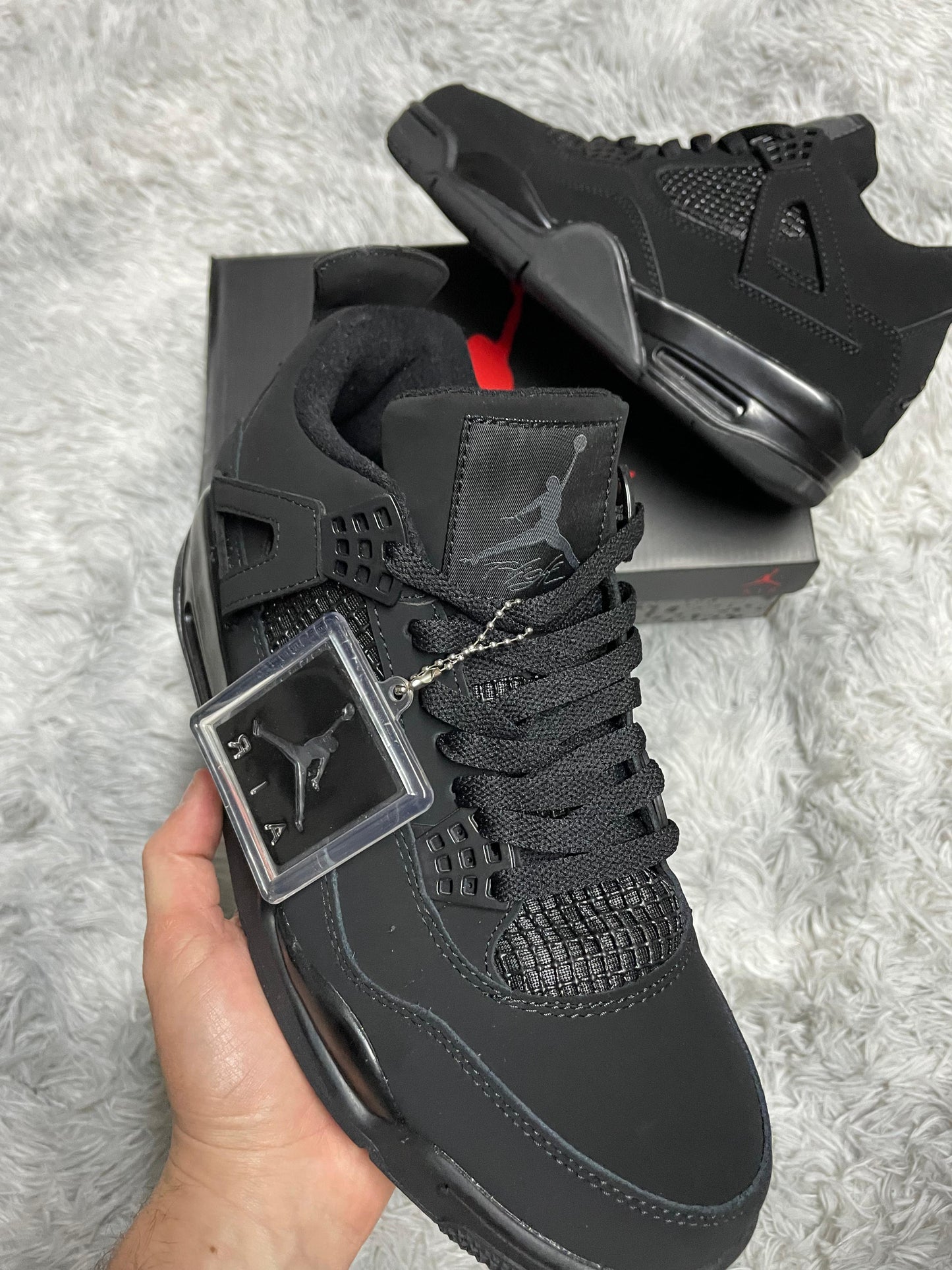 JORDAN 4 NEGRAS logo gris