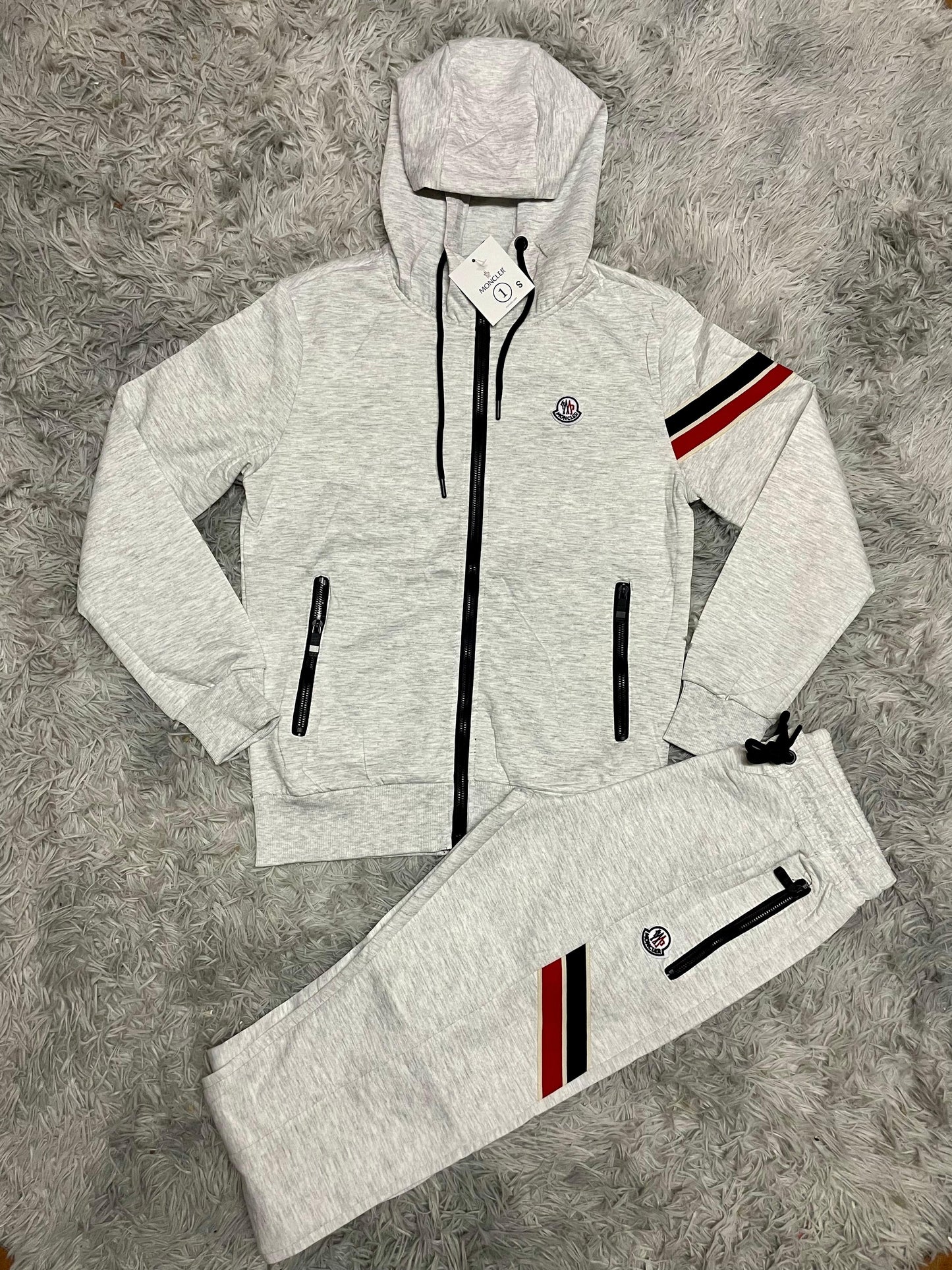 Chandal moncler gris logo blanco detalles rojos y azules