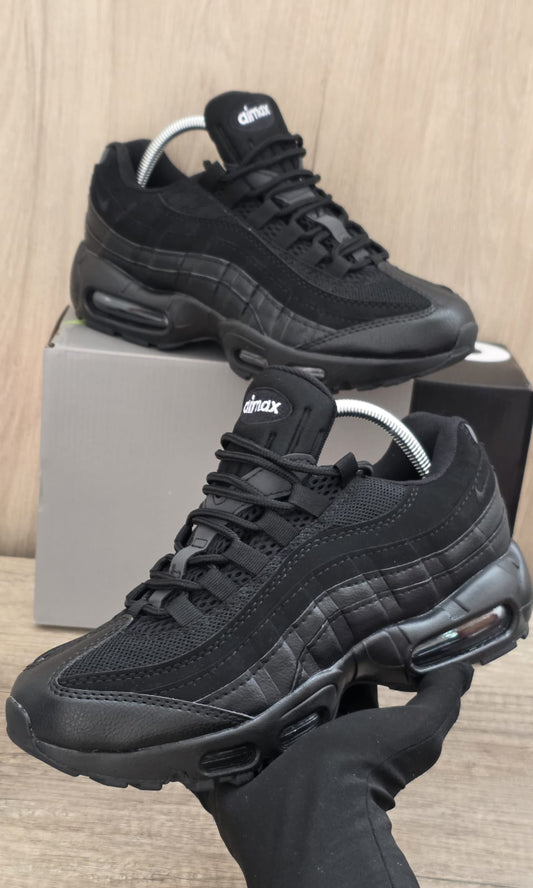 Air max 95 negra logo blanco