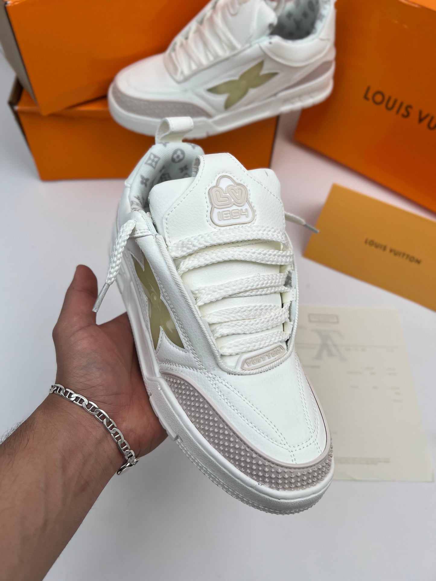 Louis vuitton SKATE 2025 blancas logo beige