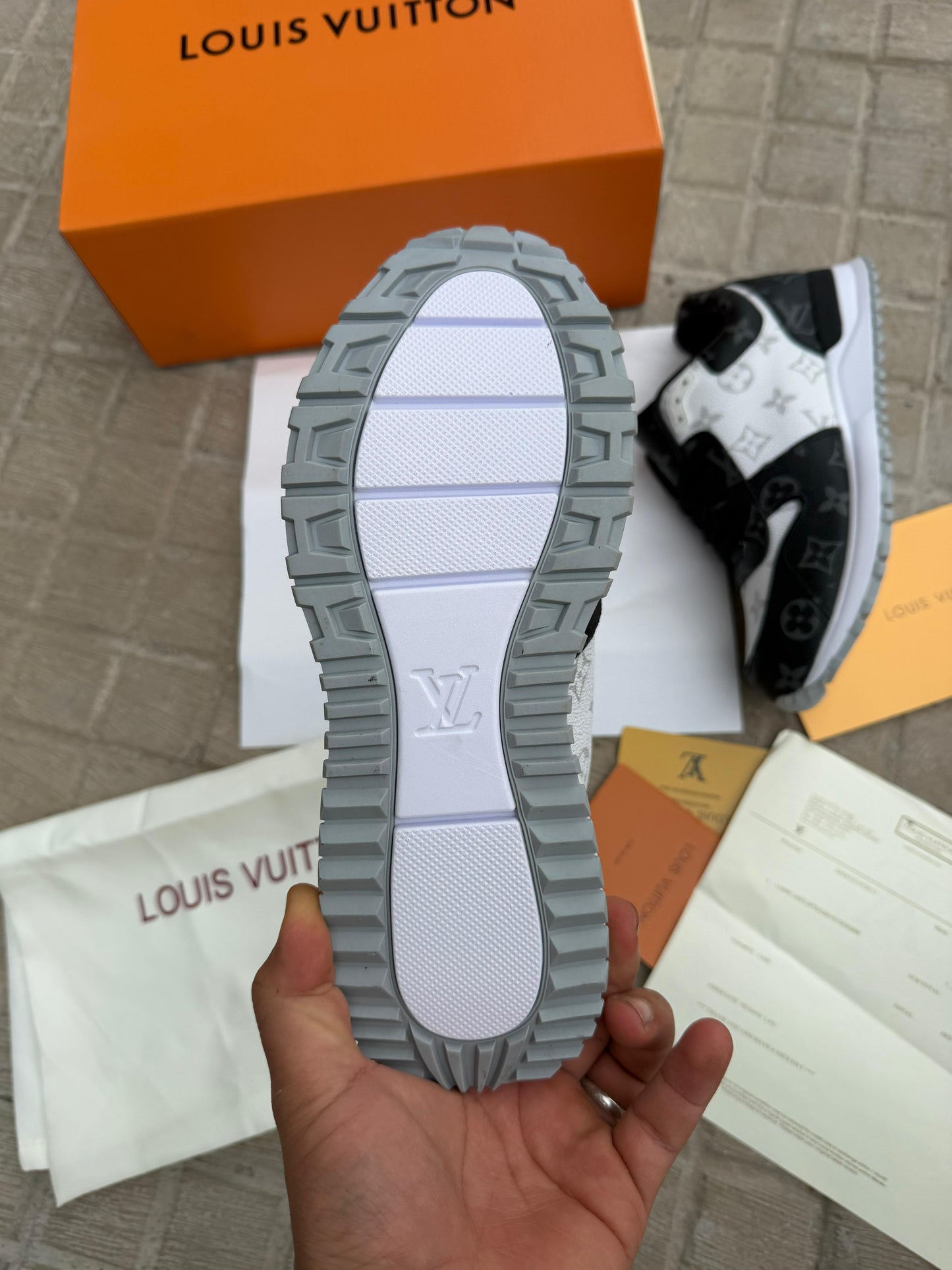 LV Run Away Negras y blancas logo gris