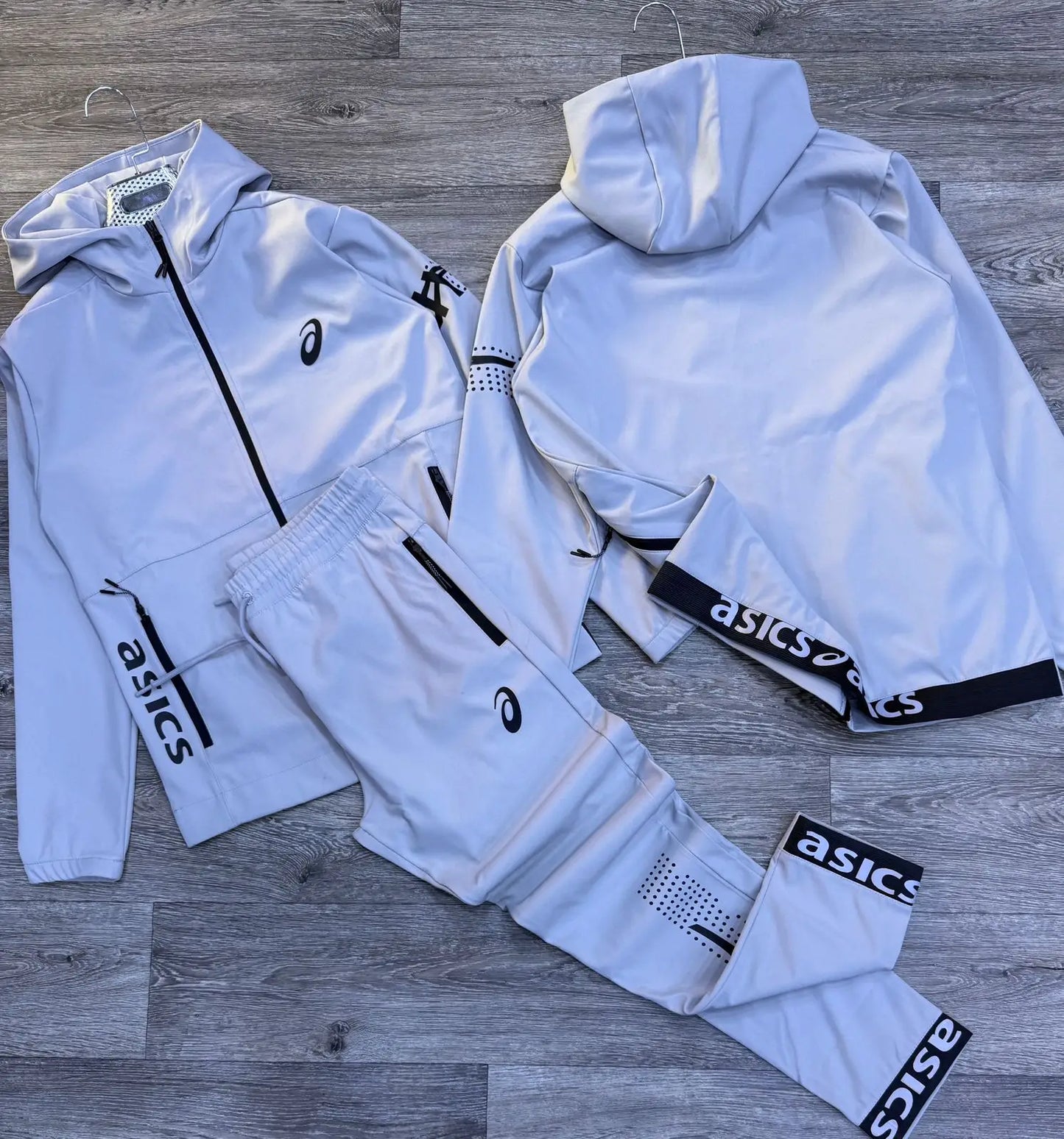 Chandal asics blanco logo negro