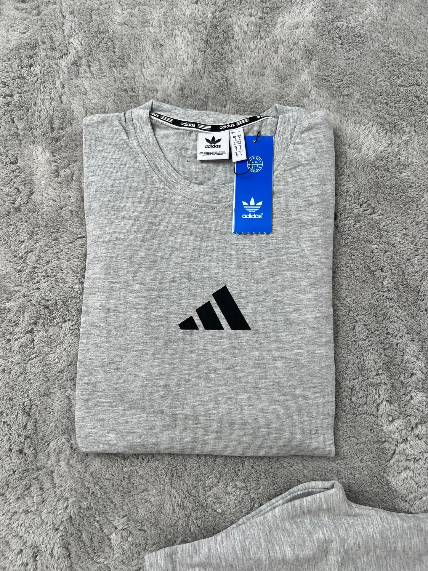 Conjunto corto adidas gris logo negro