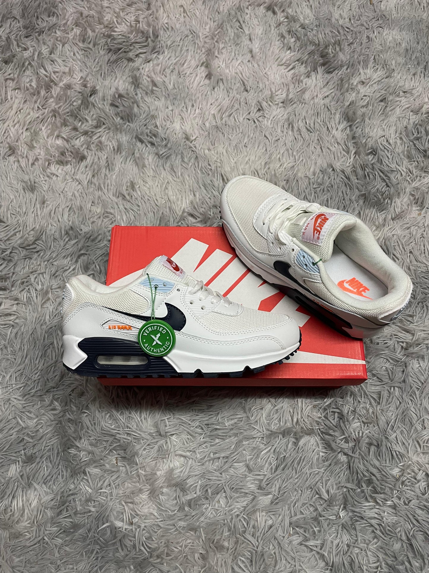 AIR MAX 90 BLANCO LOGO AZUL MARINO DETALLES NARANJAS