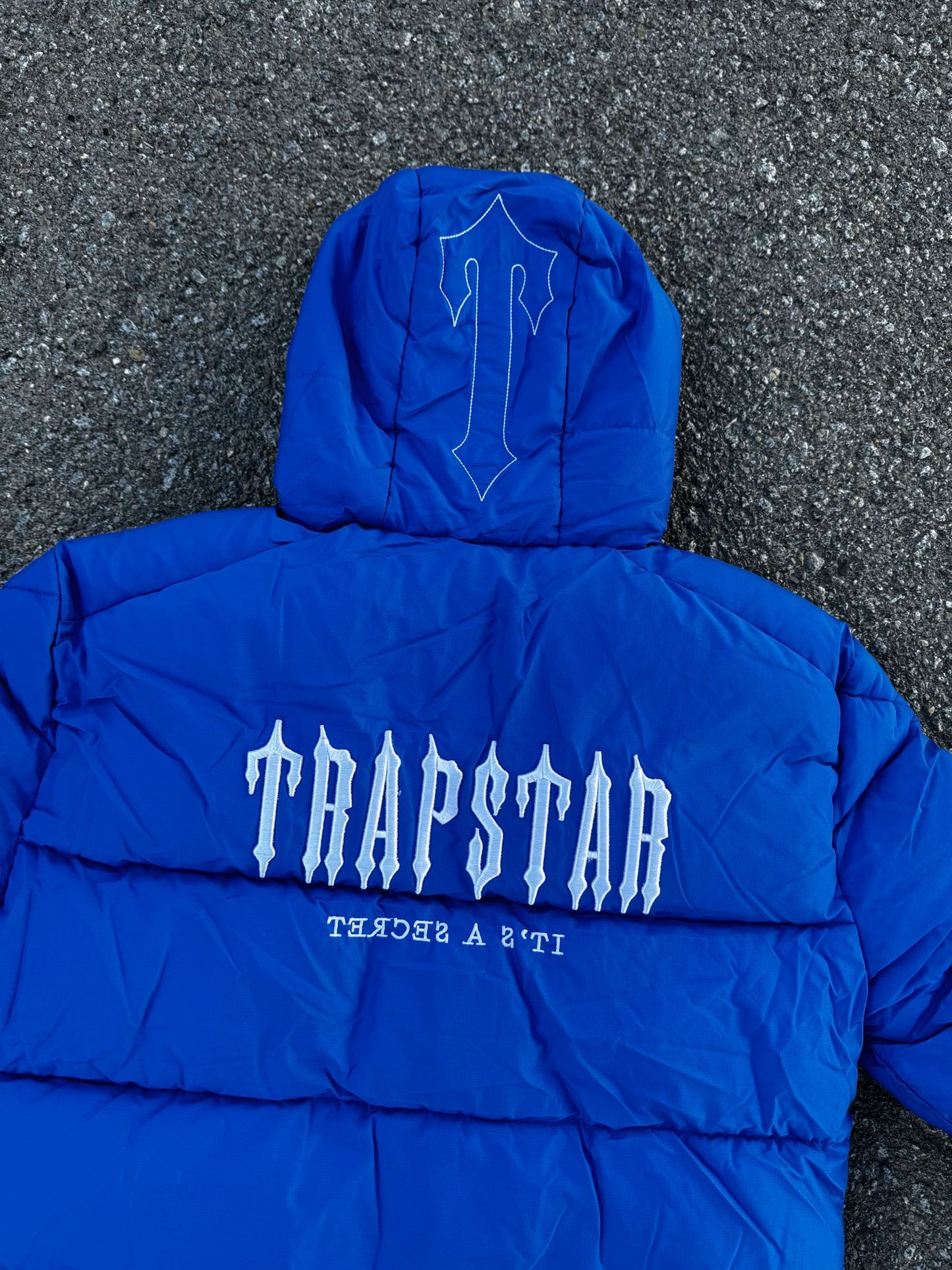 CHAQUETA TRAPSTAR AZUL LOGO BLANCO