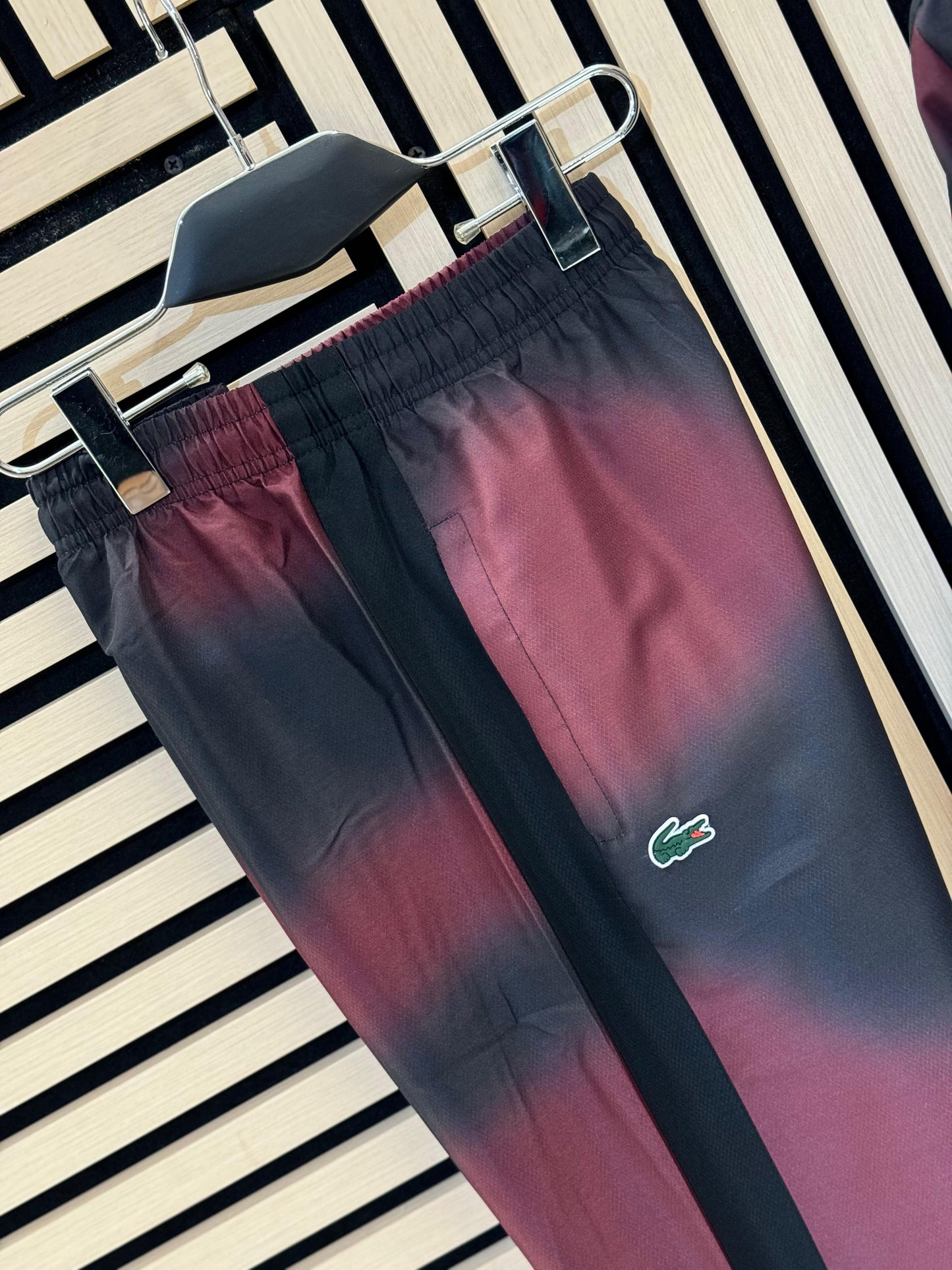 Chándal Lacoste negro y rosa logo en espalda rosa