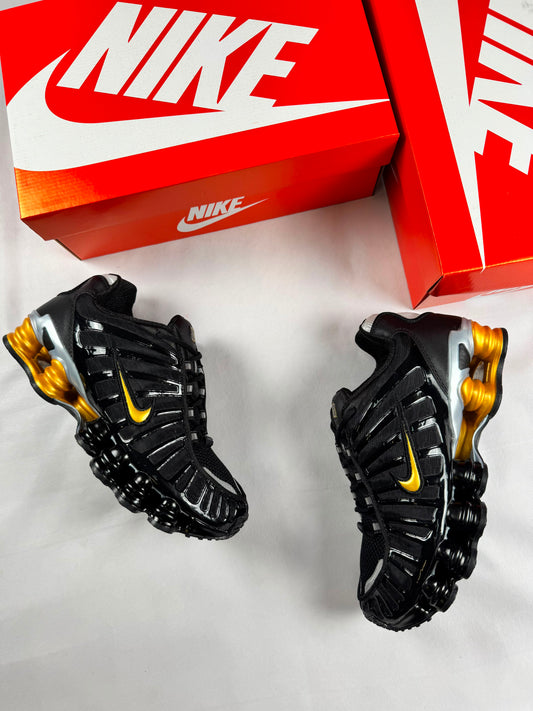 Shox negras logo dorado detalles plateados