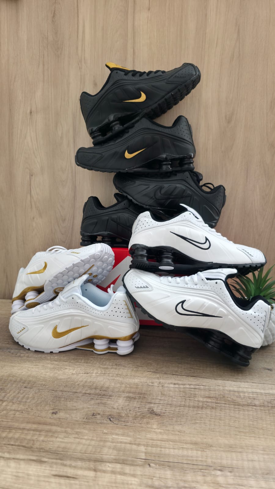 Shox r4 blanca logo negro