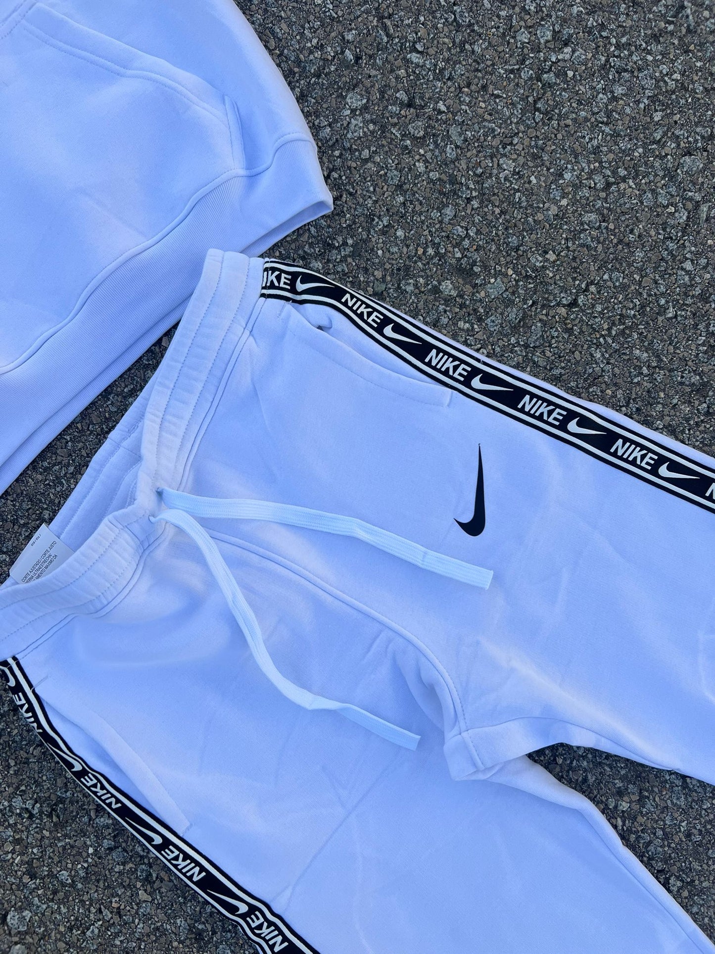 Chandal nike blanco logo negro lineas laterales