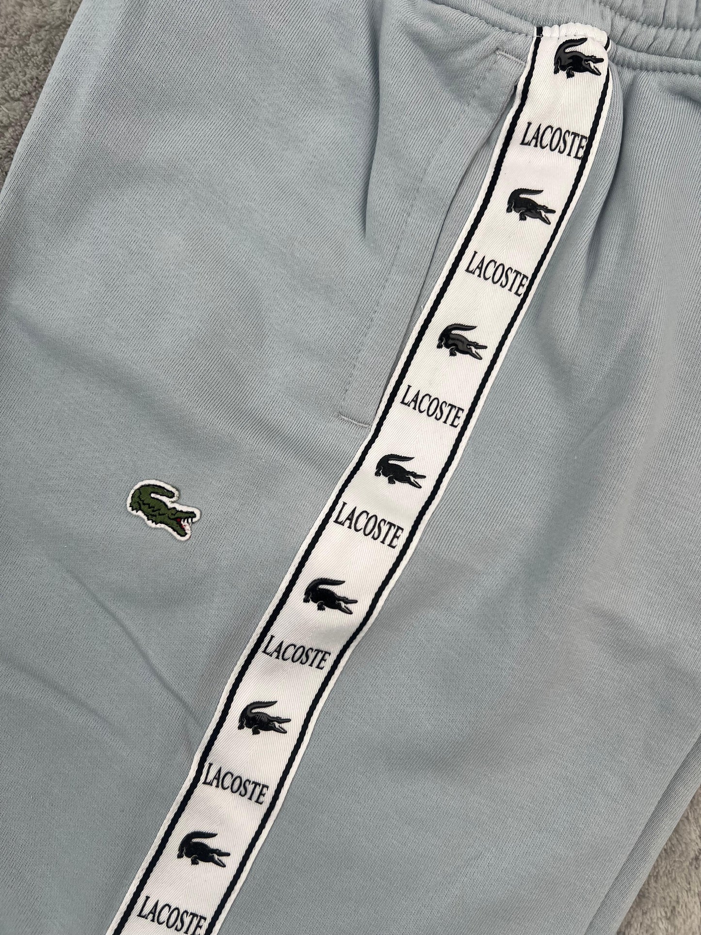 Conjunto corto lacoste gris logo verde lineas blancas