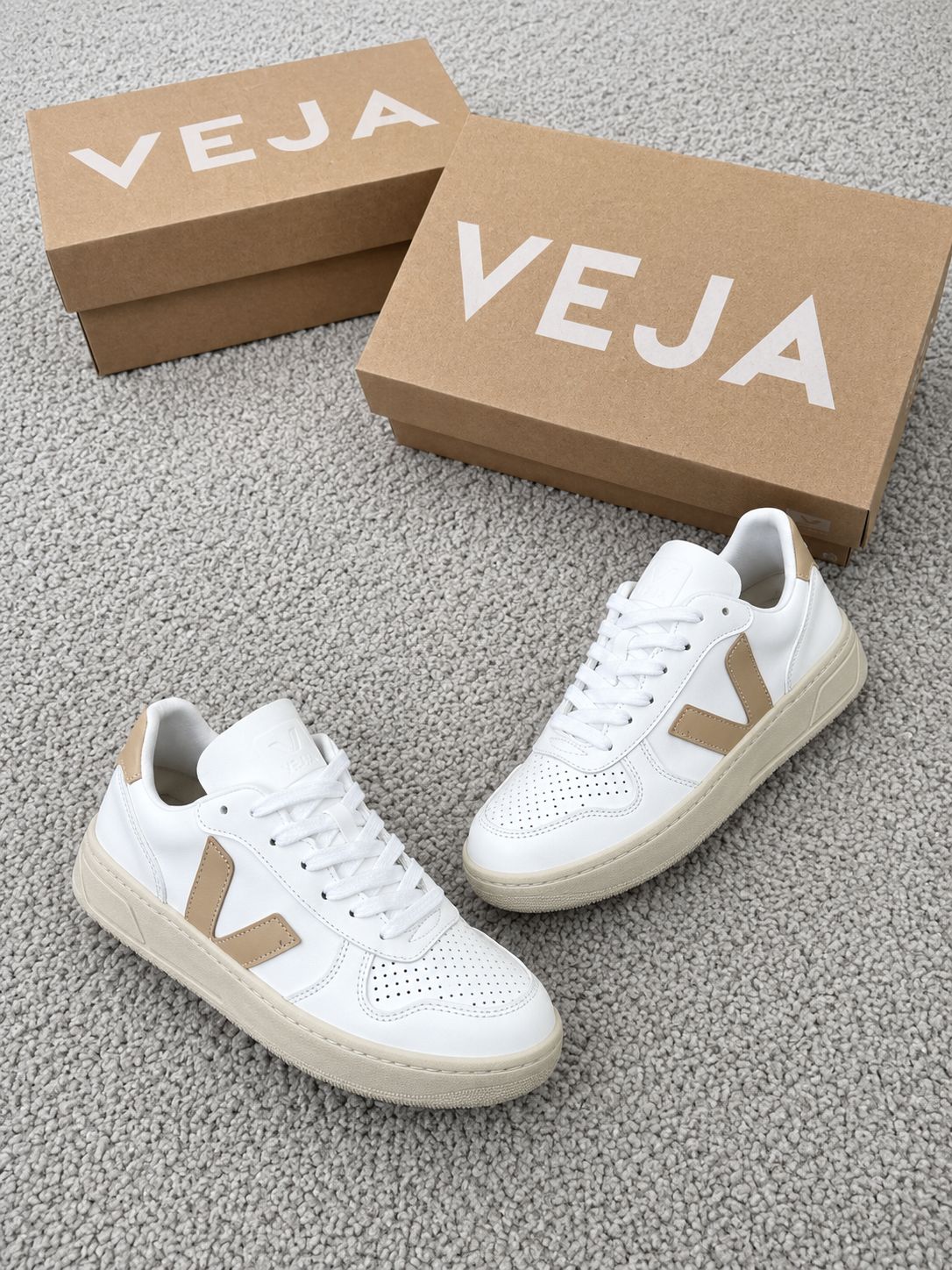 Veja blancas logo beige