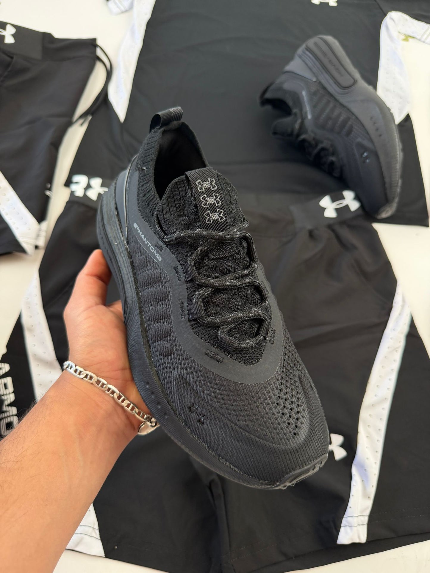 UNDER ARMOUR UA HOVER REACTOR negras logo blanco