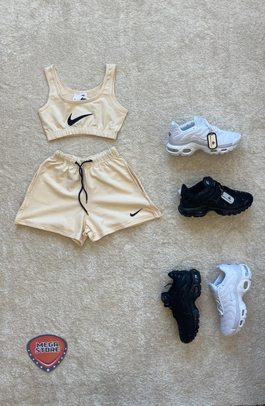 Short nike beige logo negro
