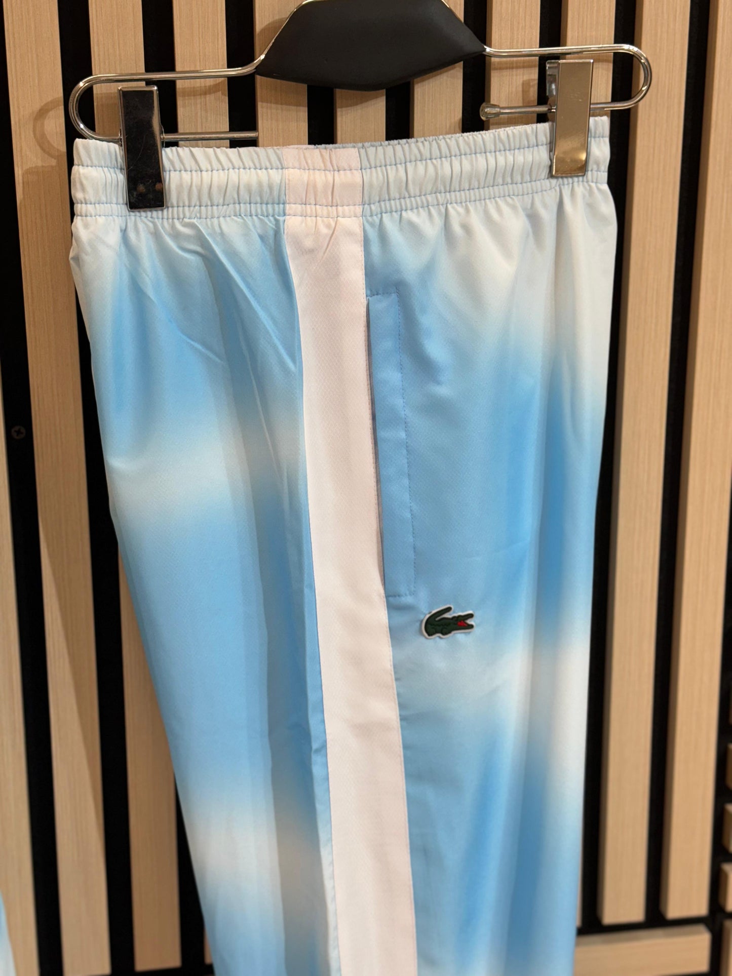 Chándal Lacoste azul y blanco logo en espalda azul