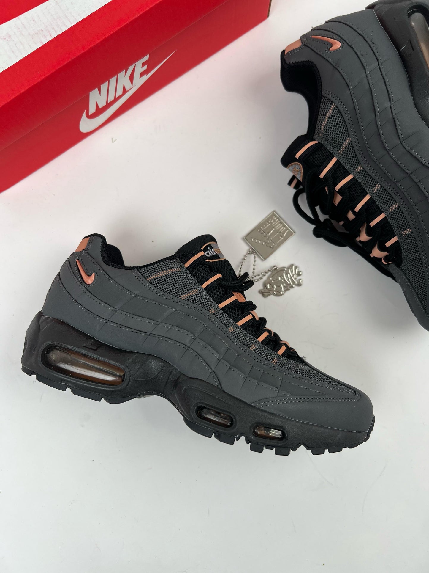 Air max 95 x SynaWorld grises logo bronce