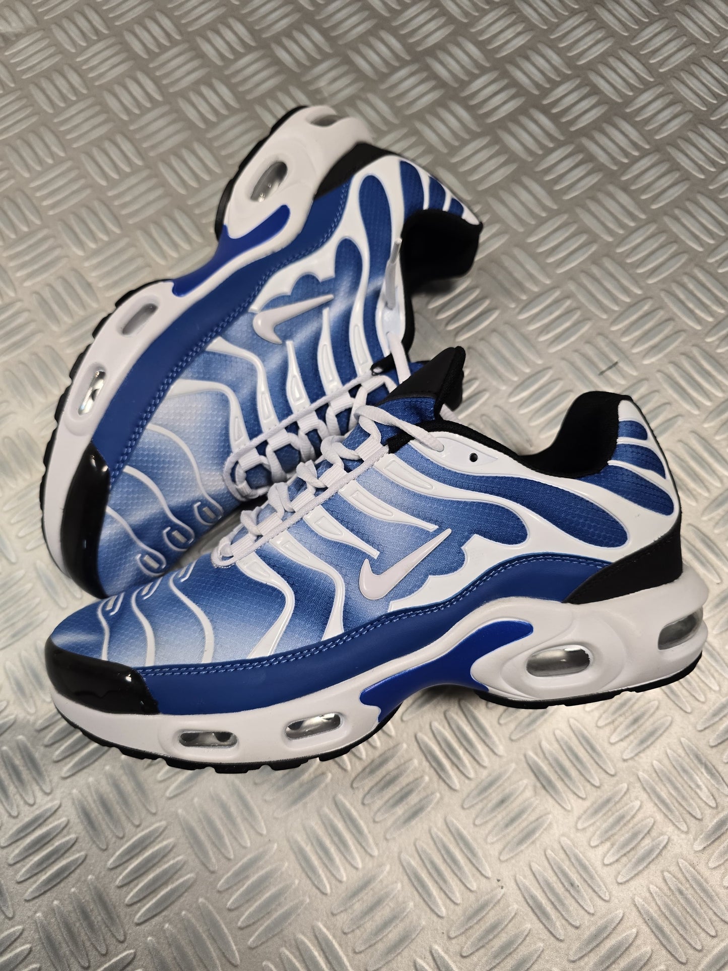 Tn blanca con azul cielo