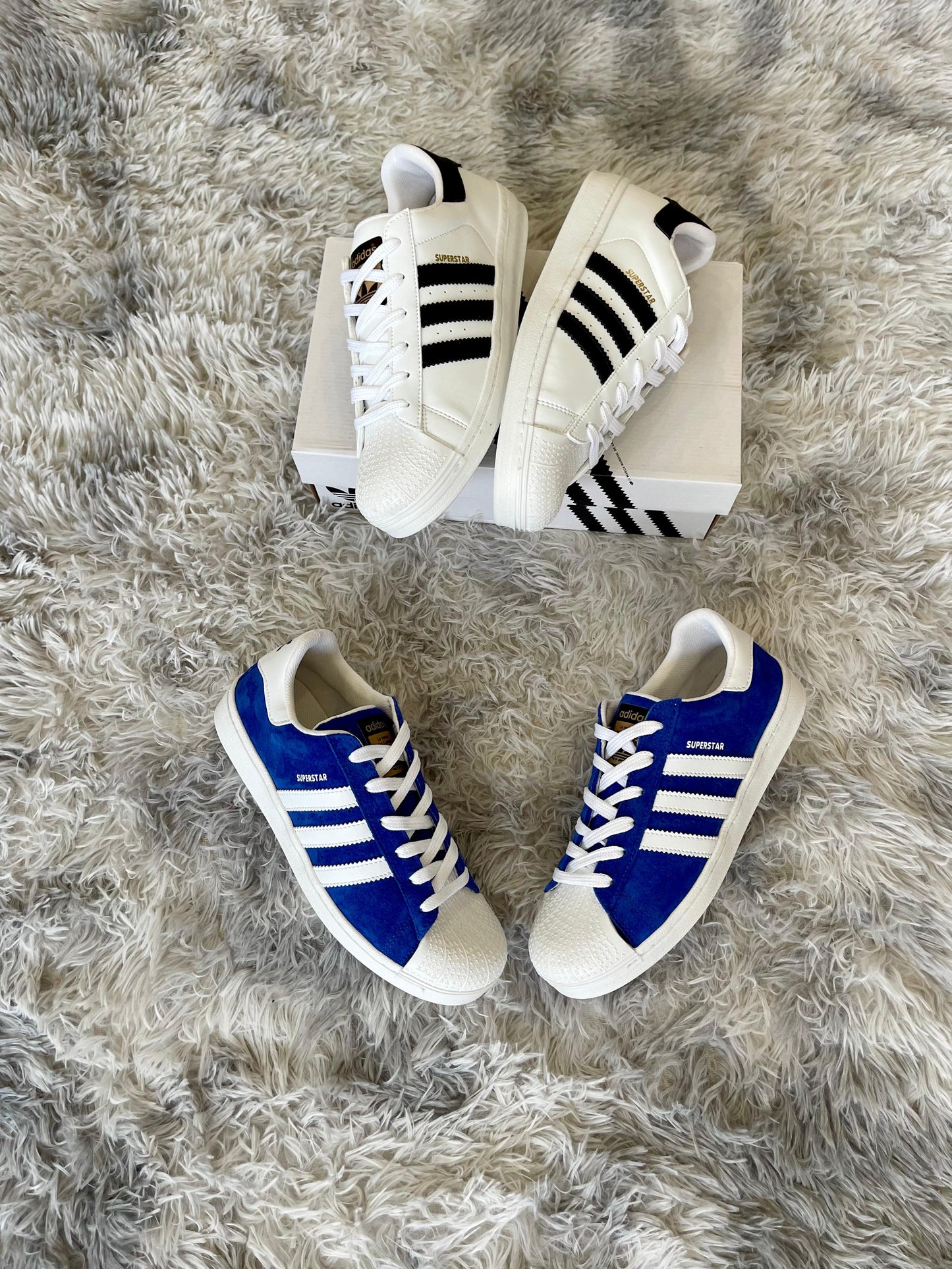 Adidas Superstar azules logo blanco detalles blancos