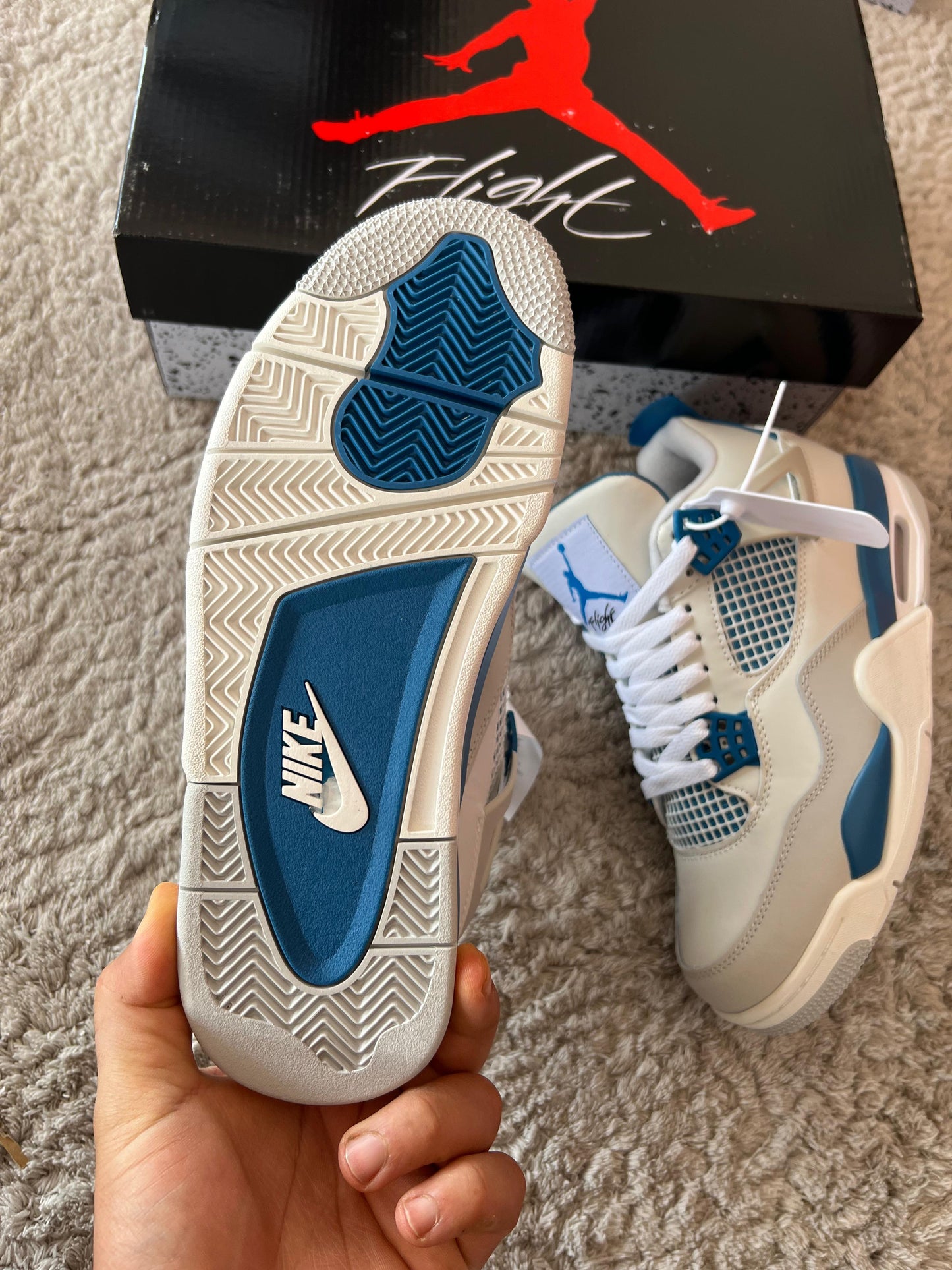 Jordan 4 blancas logo azul