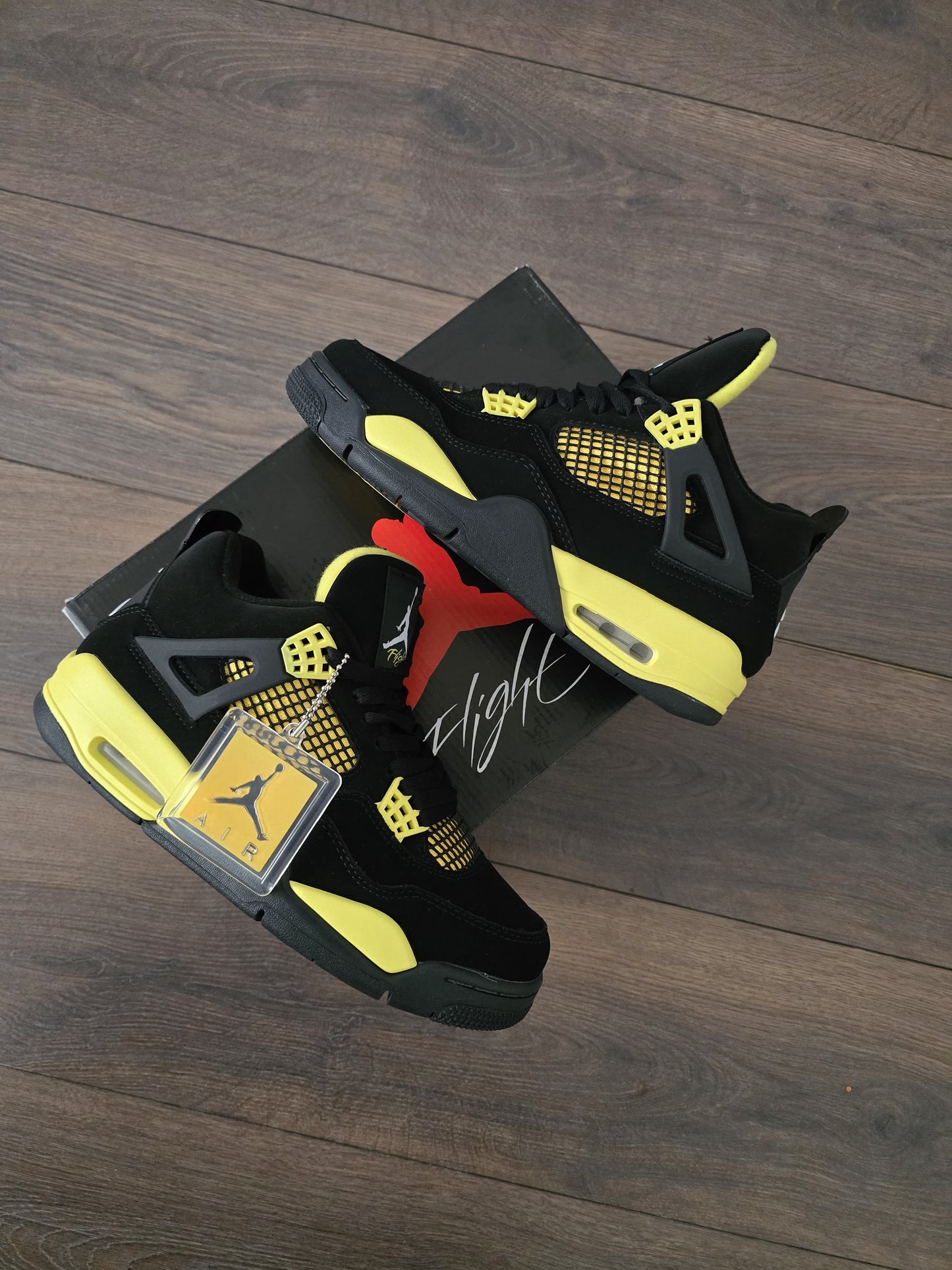 Jordan 4 negra suela amarilla